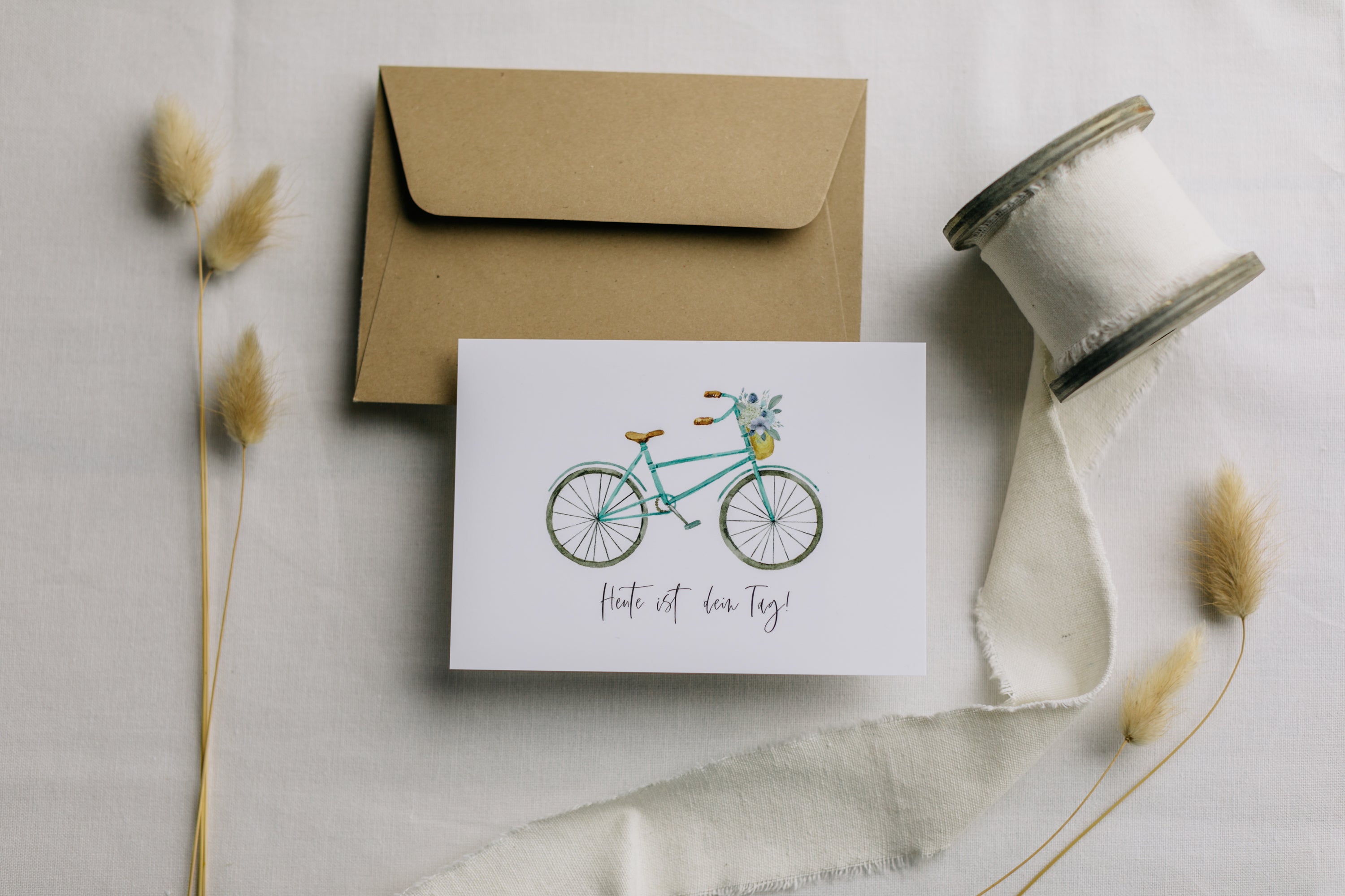 Postkarte Fahrrad mit Blumen mit dem Aufdruck "Heute ist dein Tag!"