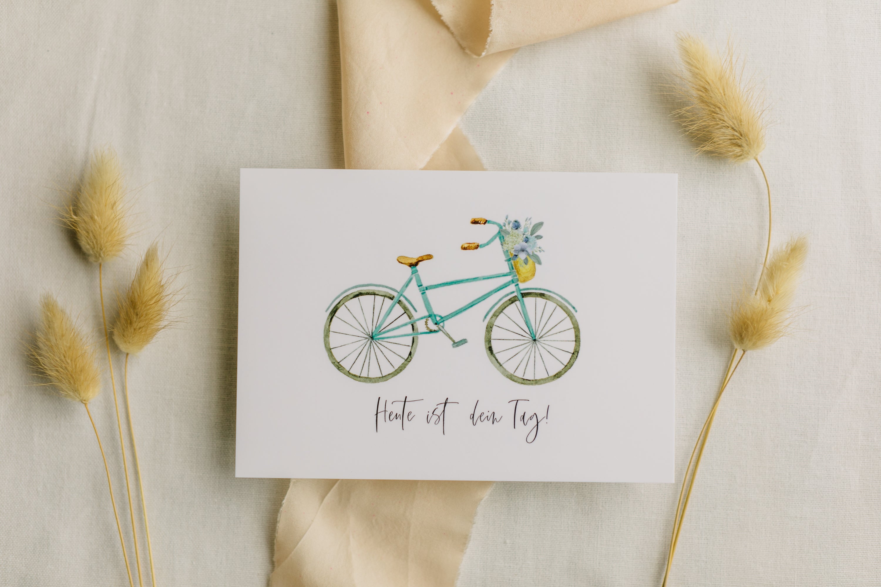 Postkarte Fahrrad mit Blumen mit dem Aufdruck "Heute ist dein Tag!"