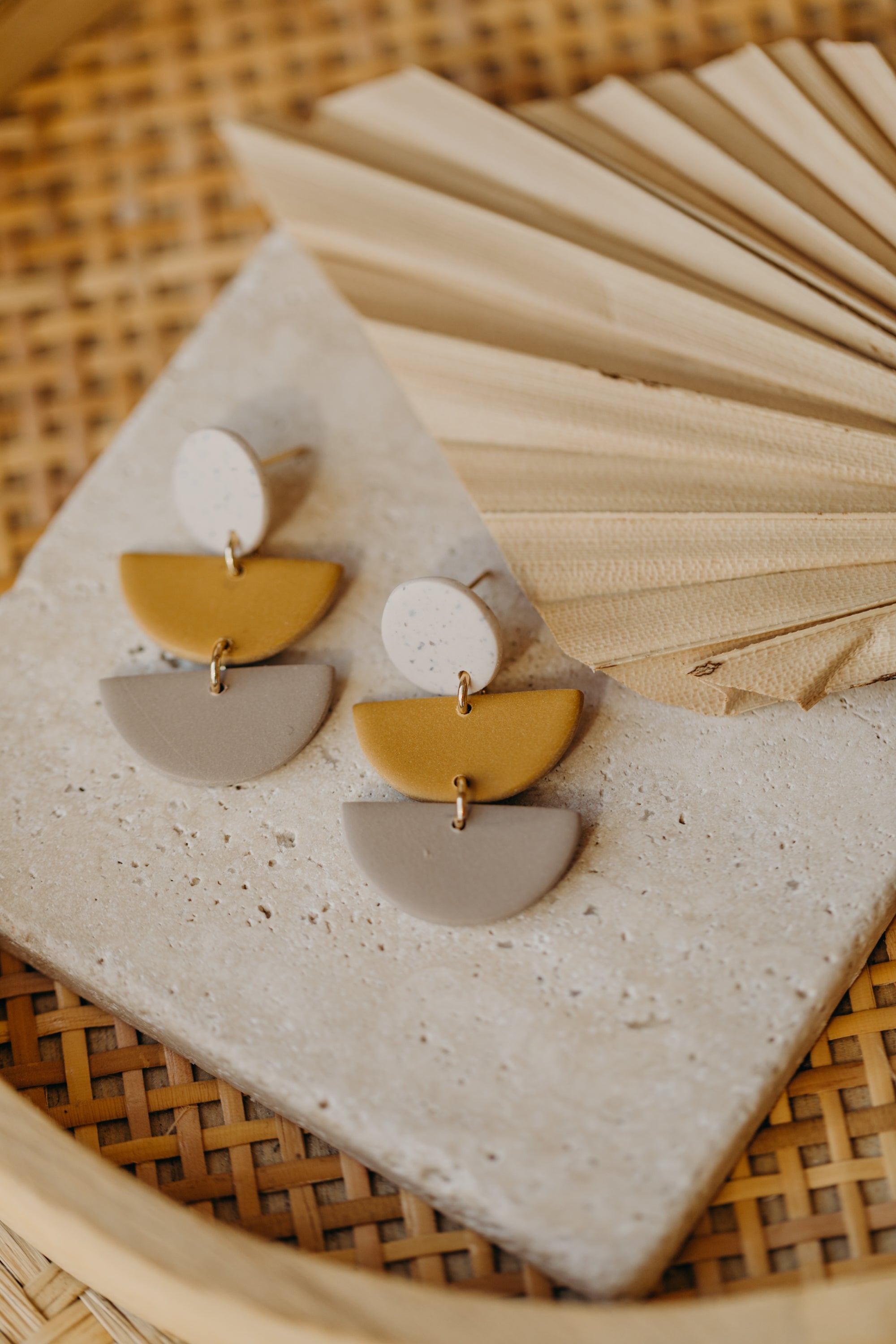 FRANCESCA - Polymer Ton Ohrringe in Kalk, Softem Senfgelb und Kieselstein