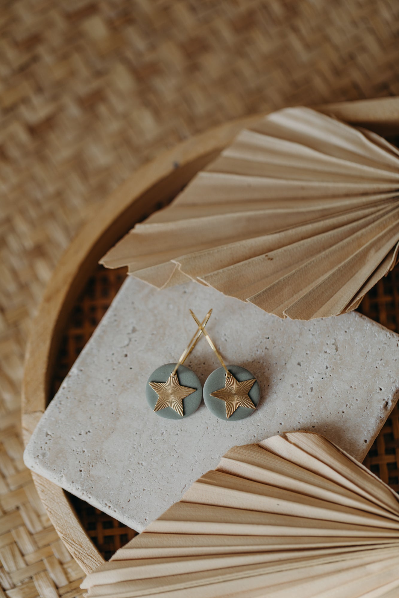 FRANZI - eukalyptus grüne Creolen mit Stern