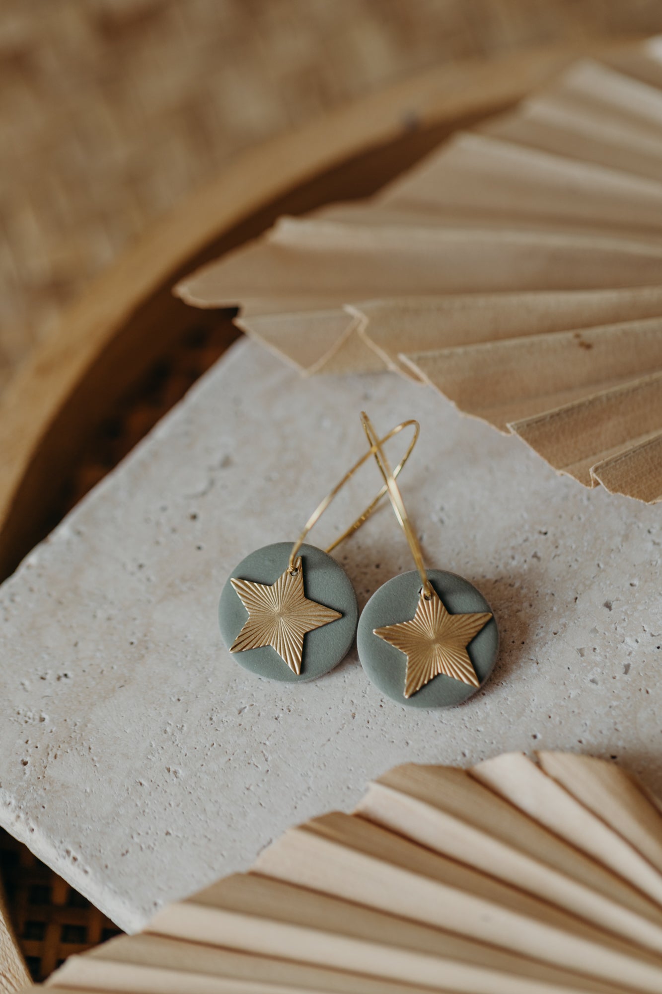 FRANZI - eukalyptus grüne Creolen mit Stern