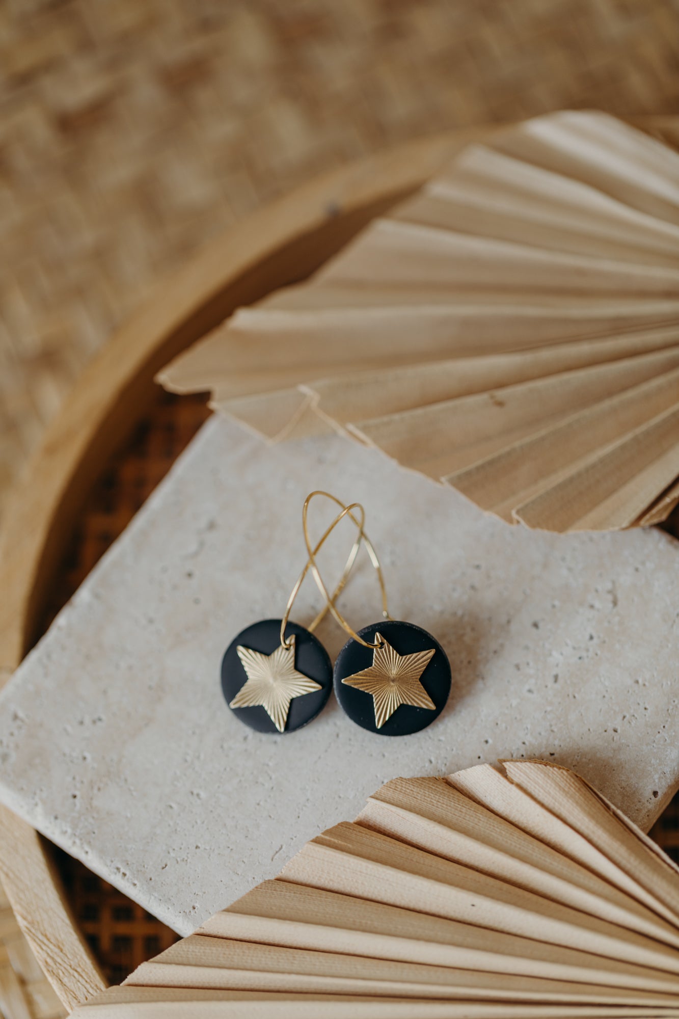 FRANZI - schwarze Creolen mit Stern