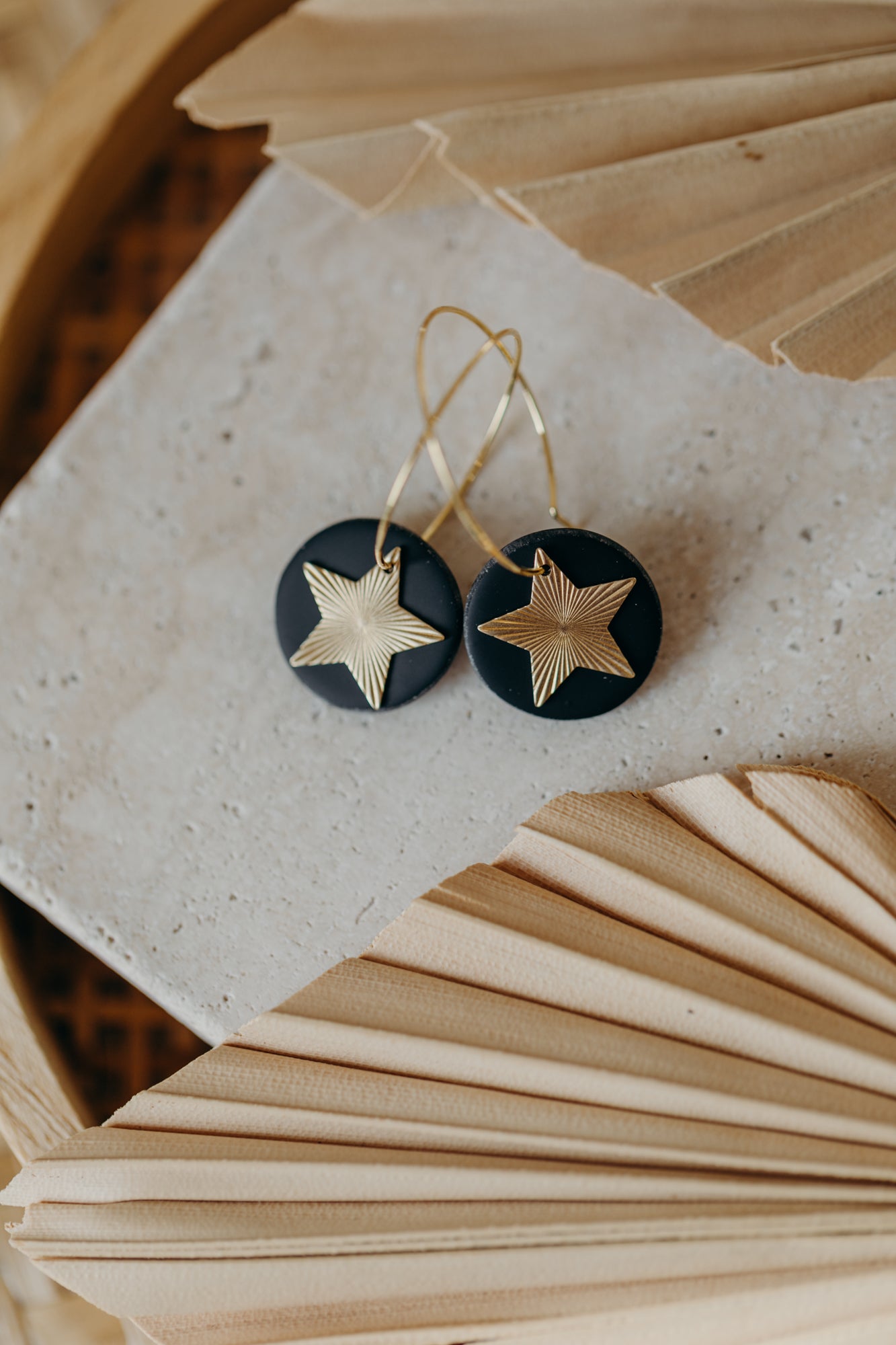 FRANZI - schwarze Creolen mit Stern