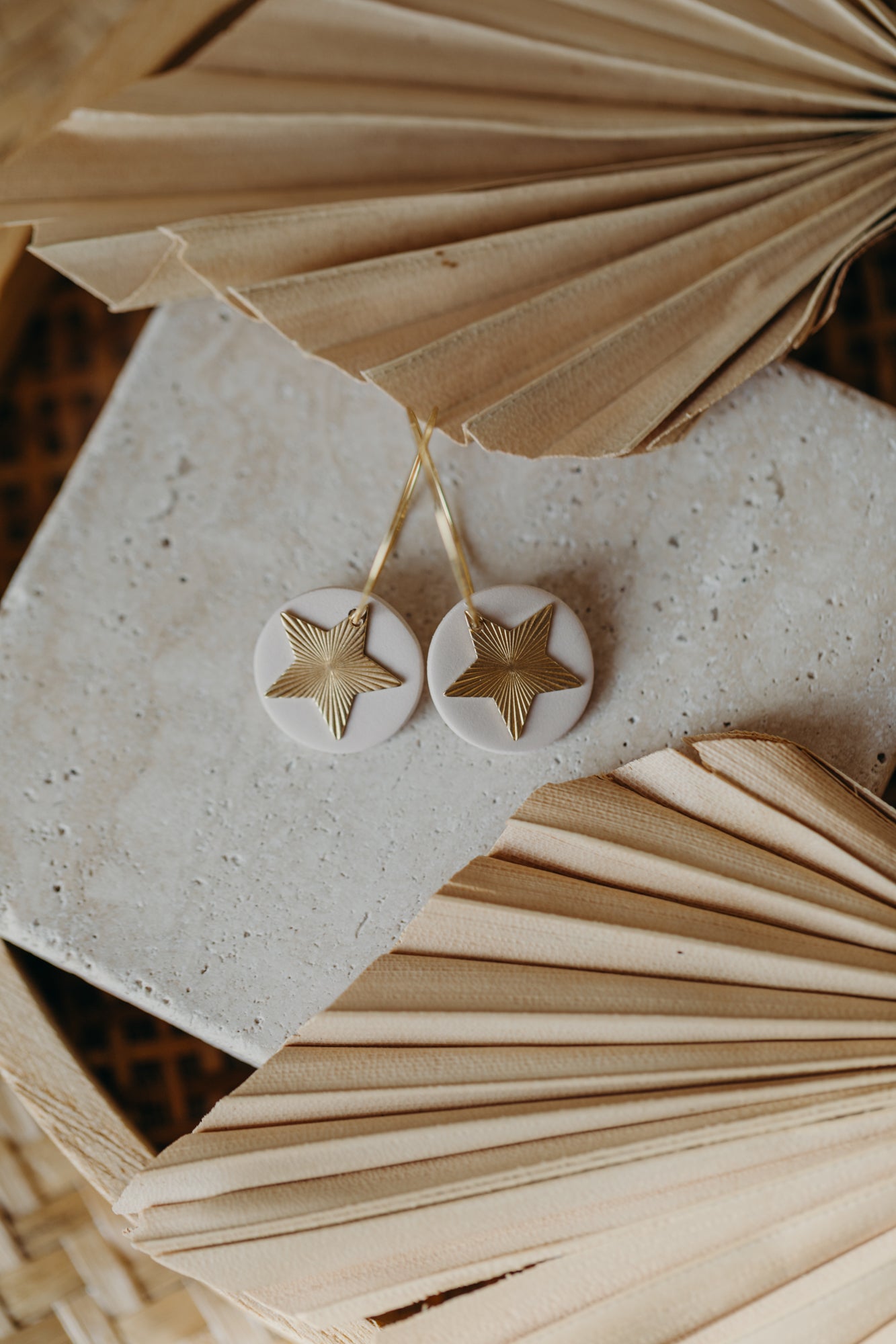 FRANZI - vanille farbene Creolen mit Stern