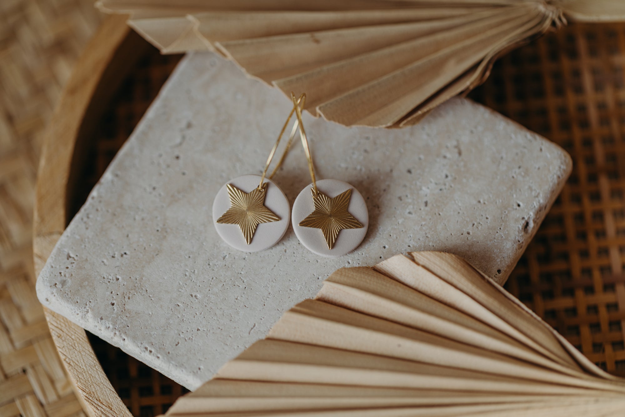 FRANZI - vanille farbene Creolen mit Stern