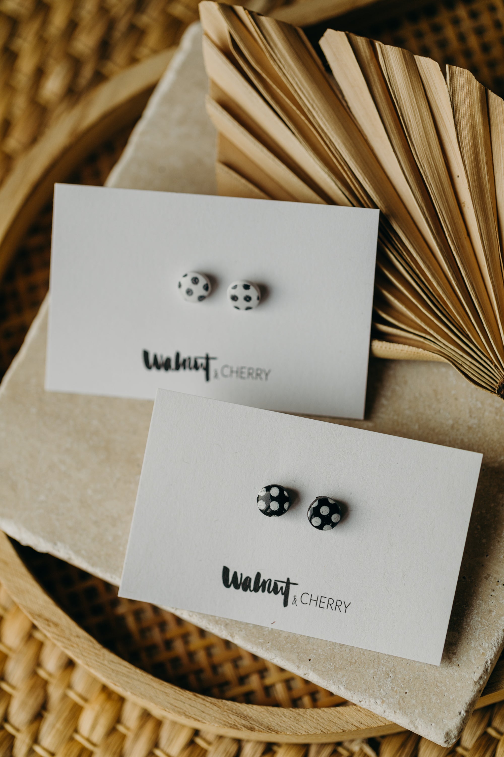 schwarz-weiß gepunktete Polymer Ton Ohrstecker