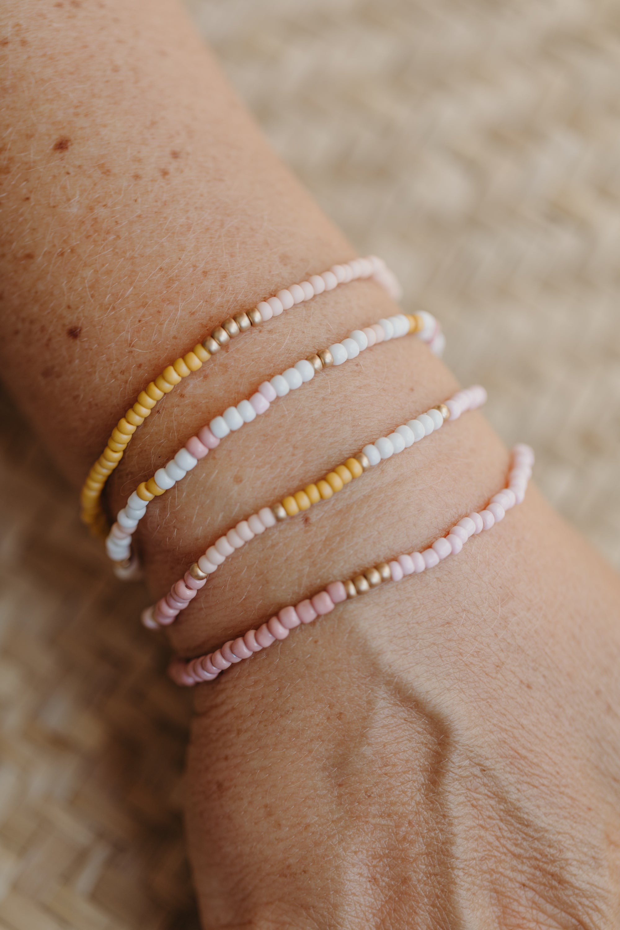two-tone glass bead bracelet blue & cream
