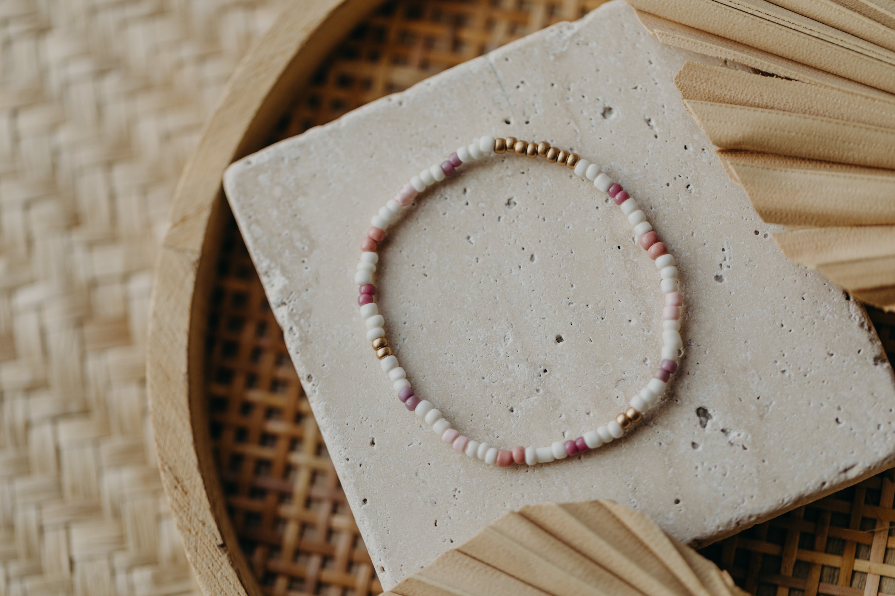 two-tone glass bead bracelet blue & cream
