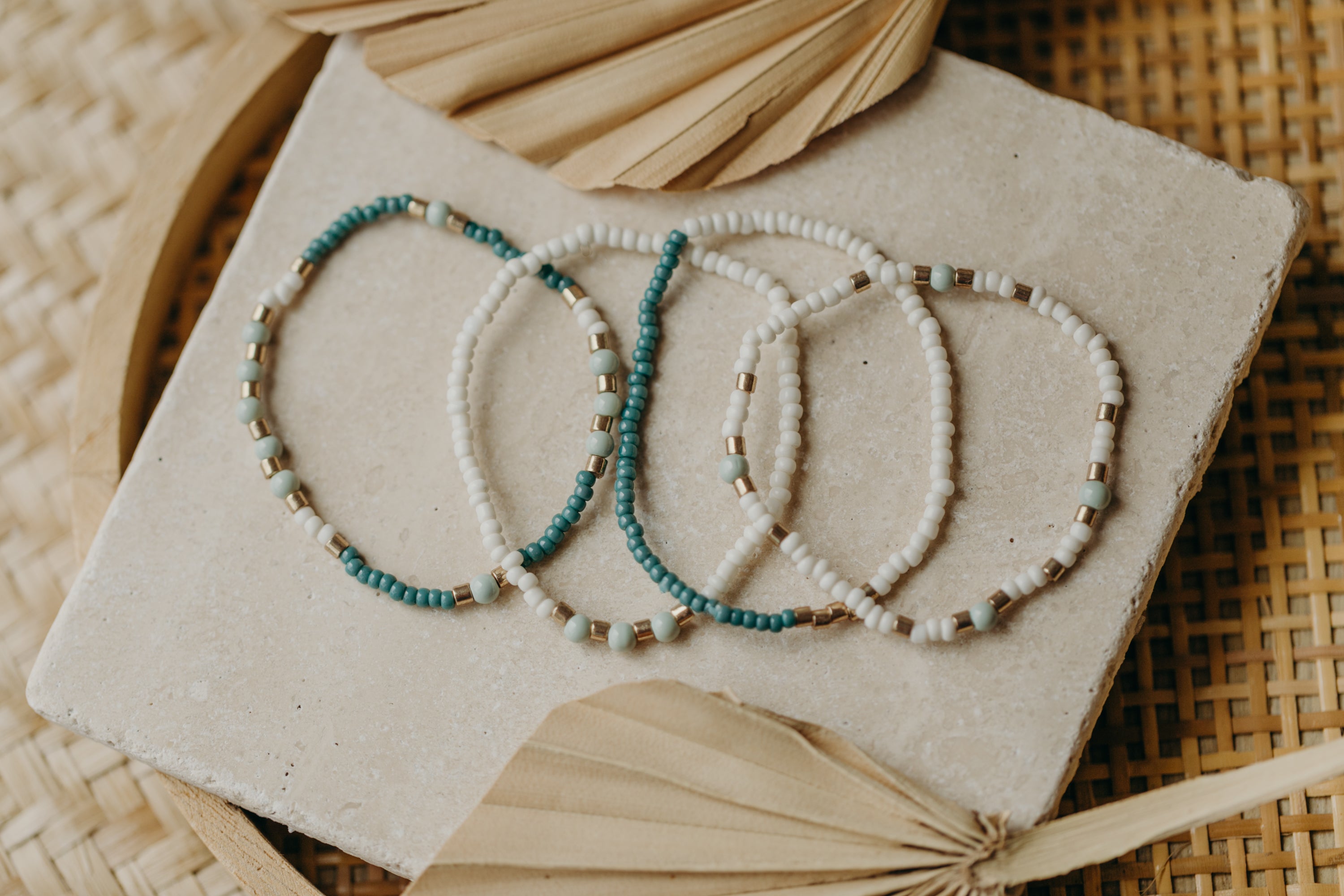 two-tone glass bead bracelet blue & cream