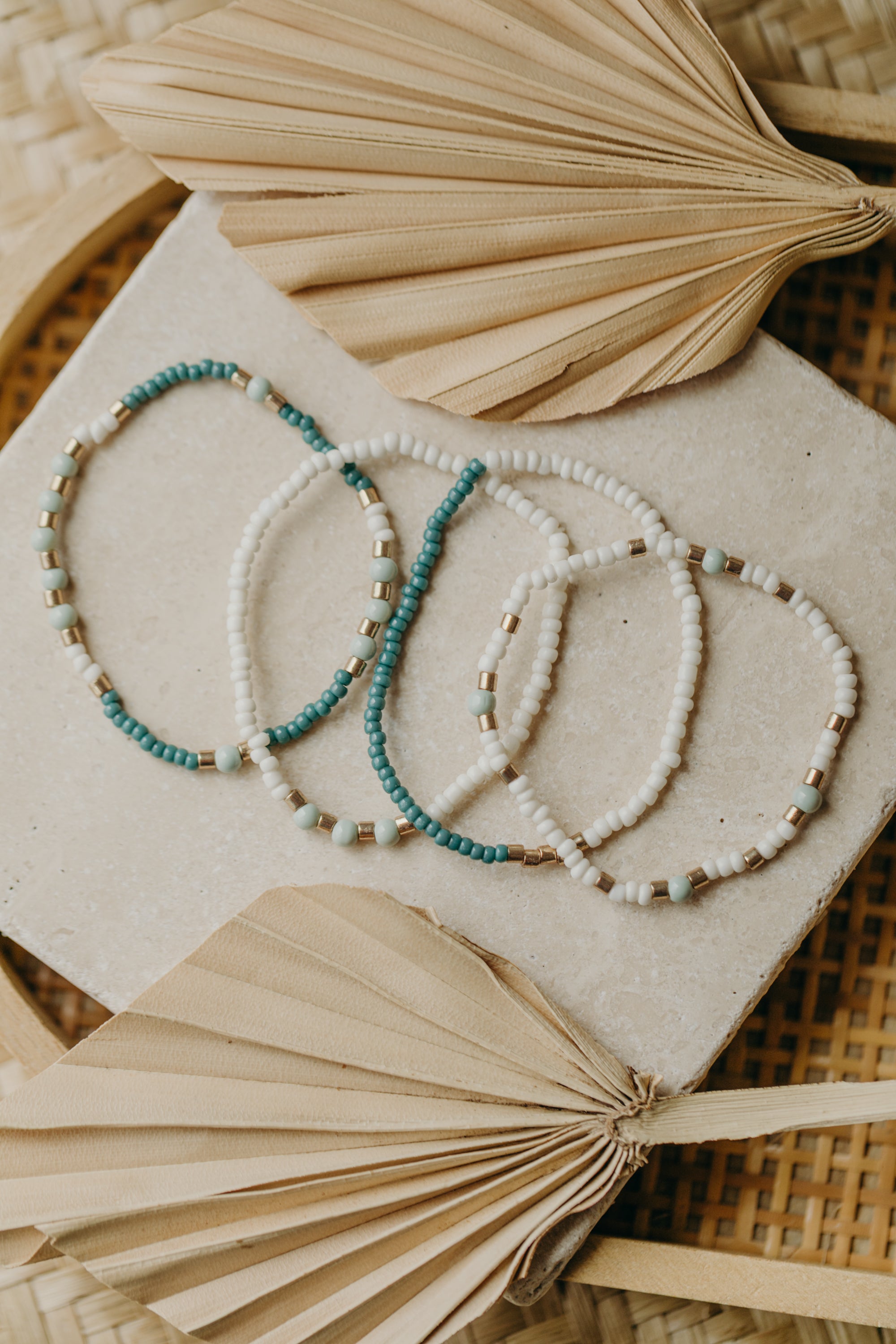 two-tone glass bead bracelet blue & cream