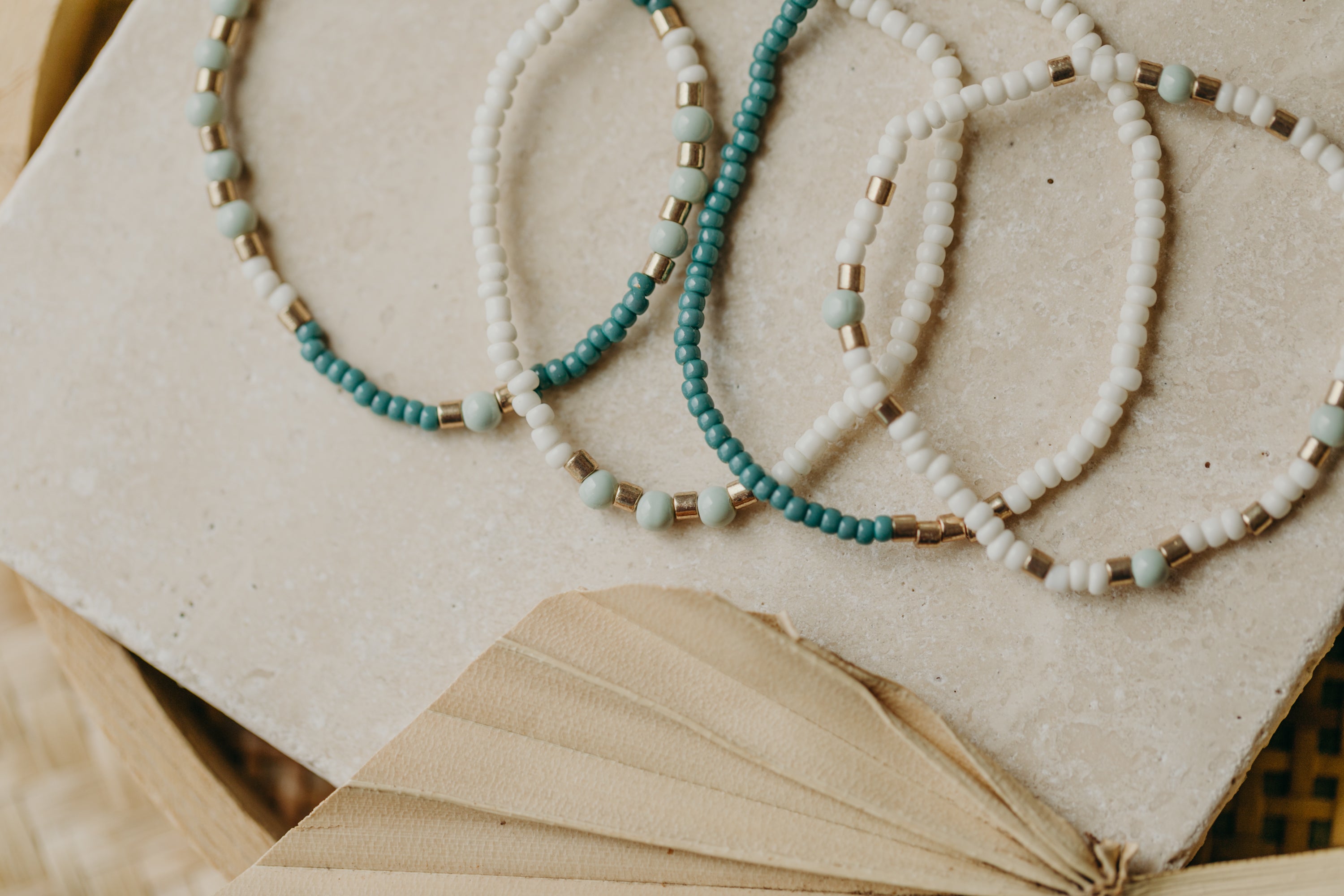 two-tone glass bead bracelet blue & cream