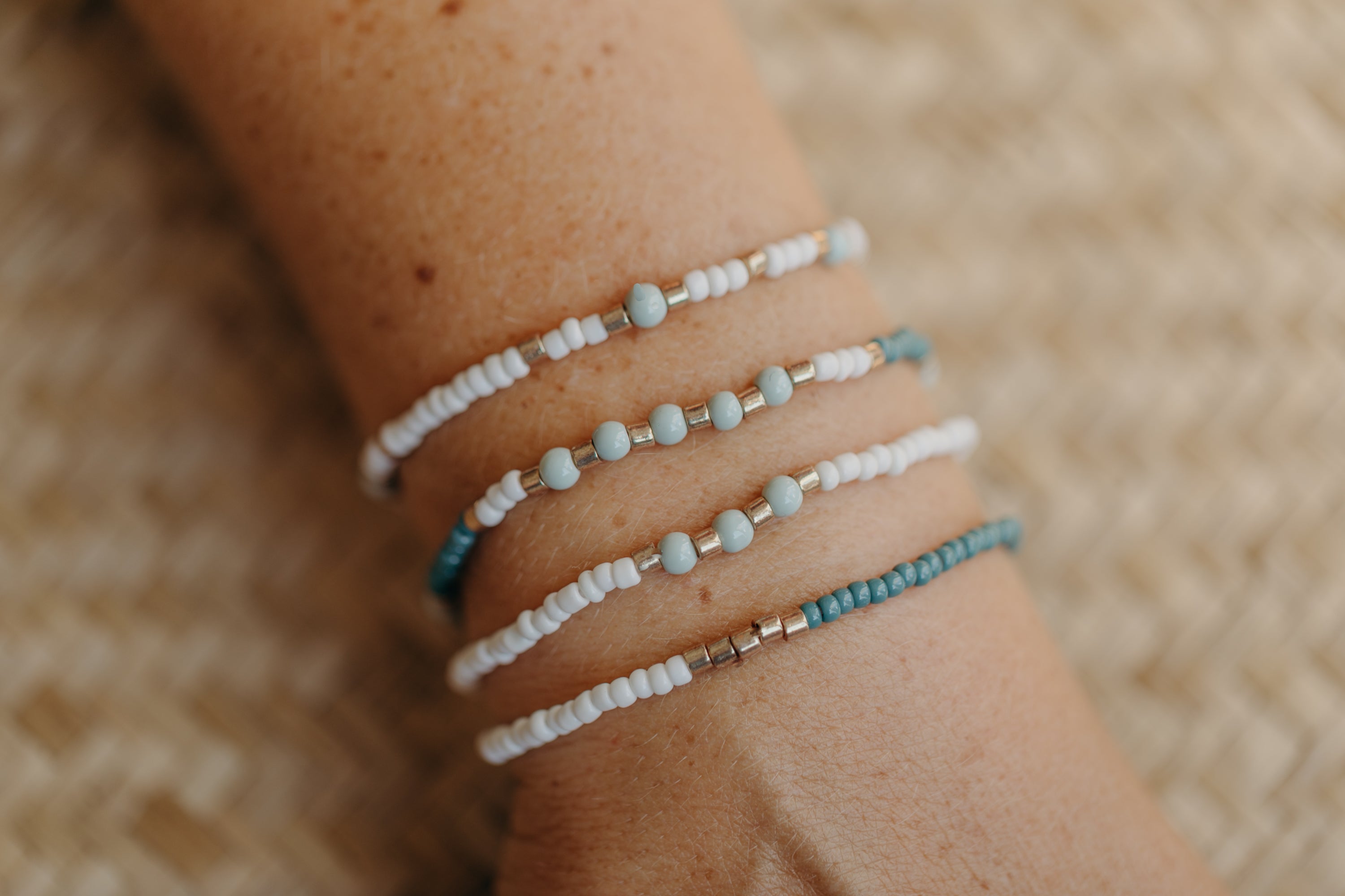 two-tone glass bead bracelet blue & cream