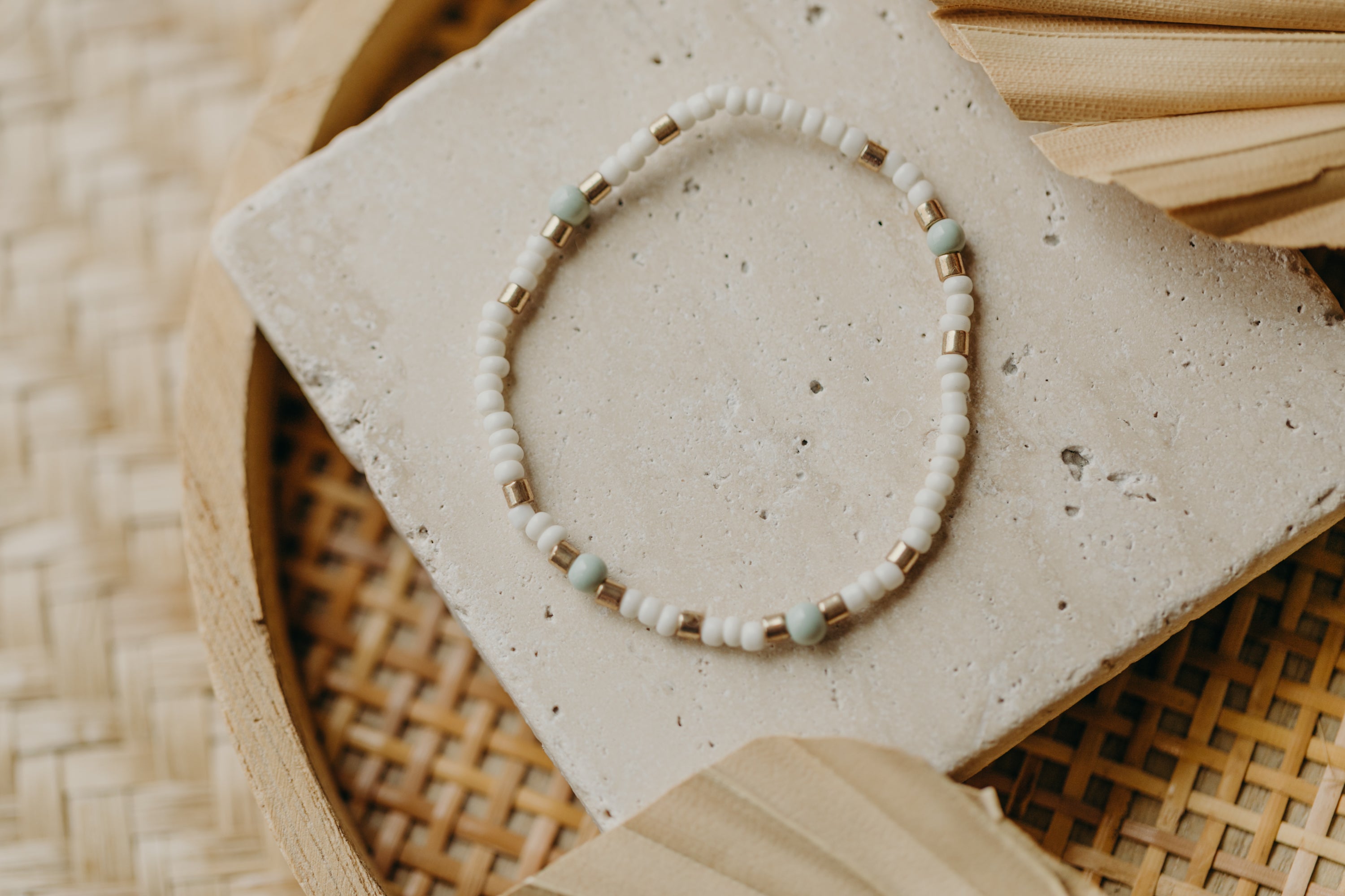 two-tone glass bead bracelet blue & cream