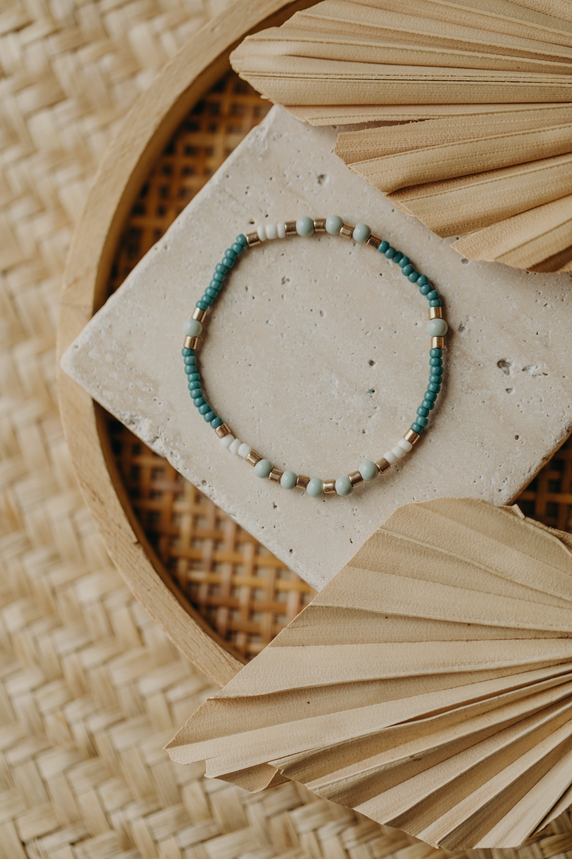 two-tone glass bead bracelet blue & cream