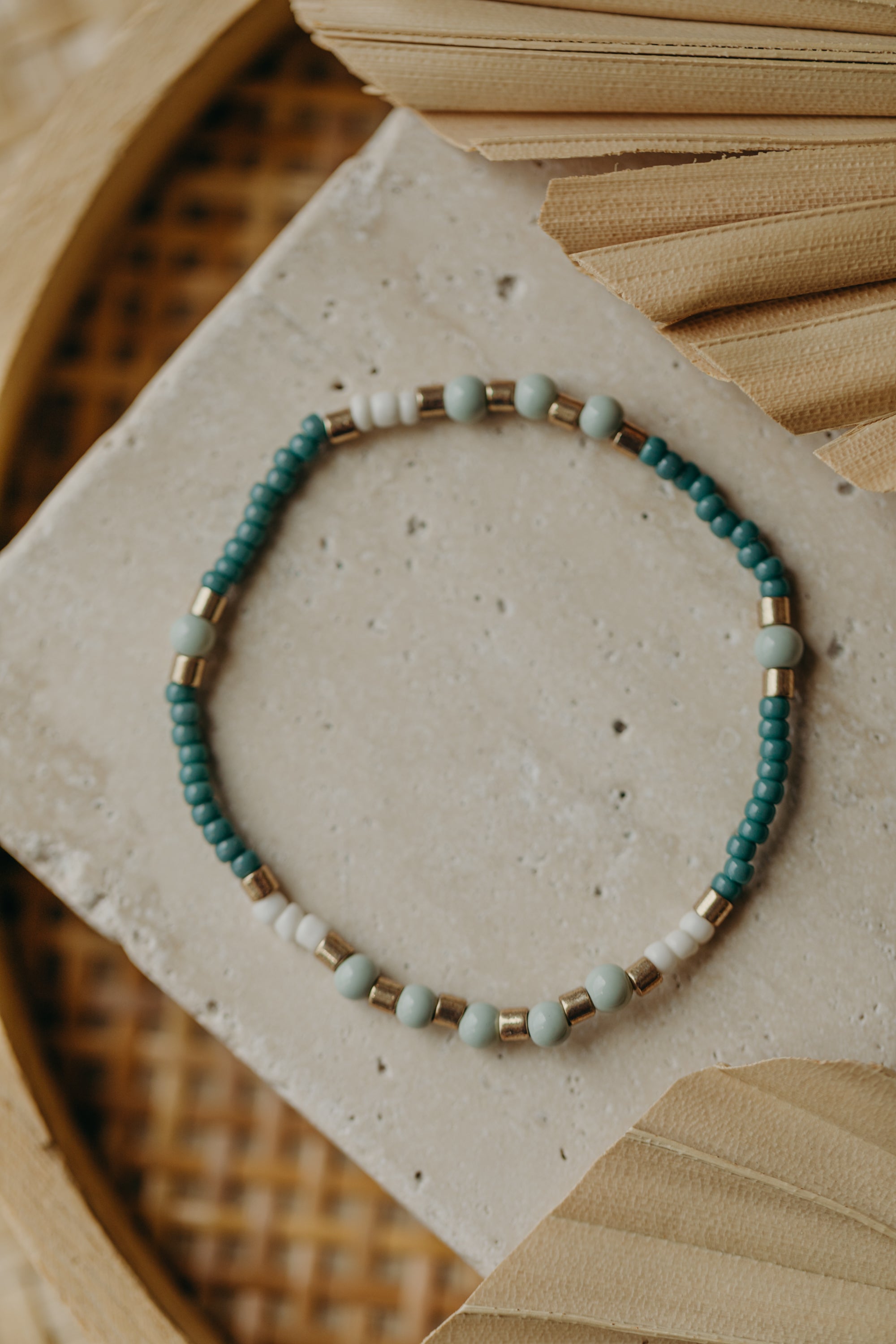 two-tone glass bead bracelet blue & cream