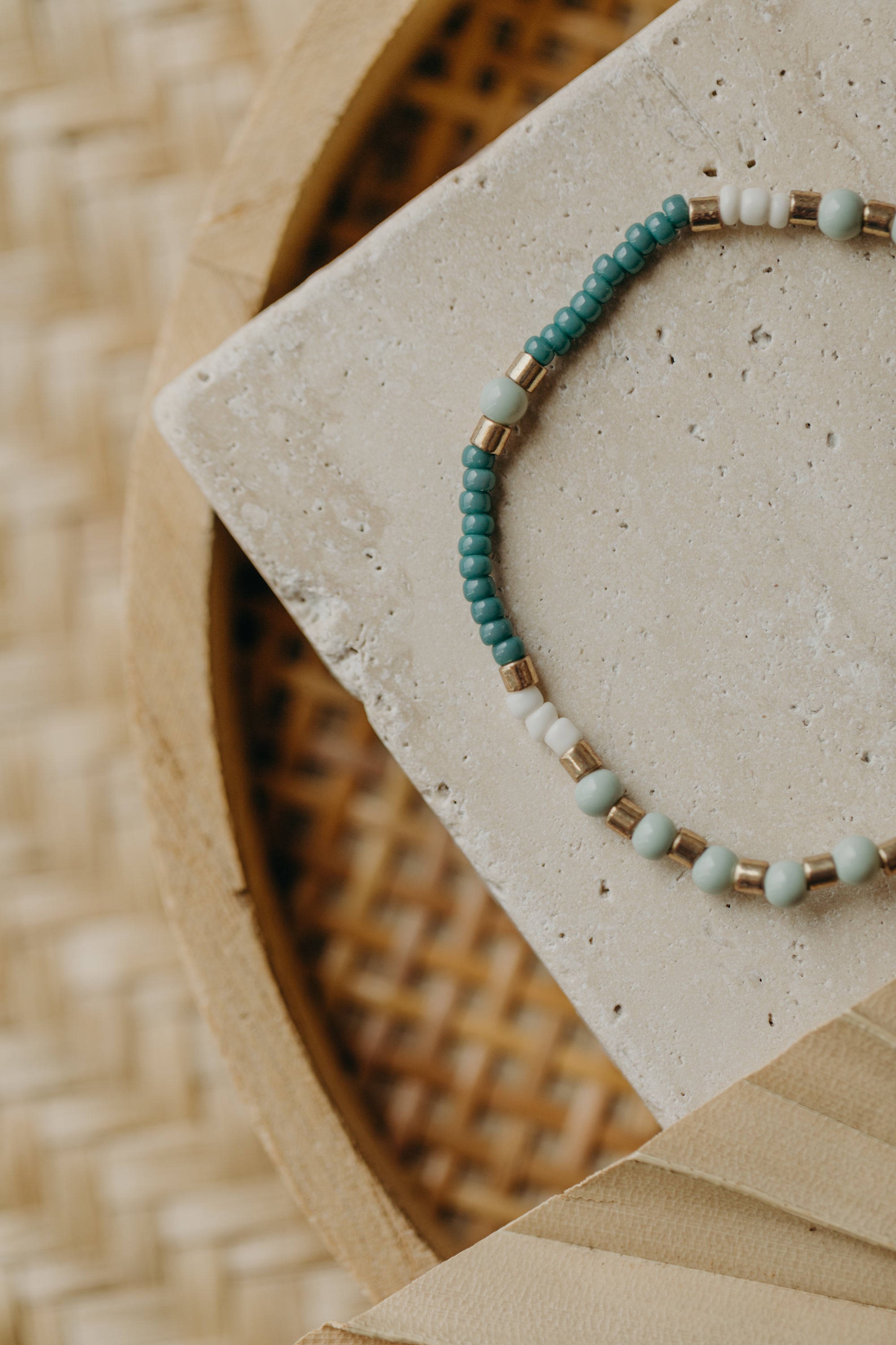 two-tone glass bead bracelet blue & cream