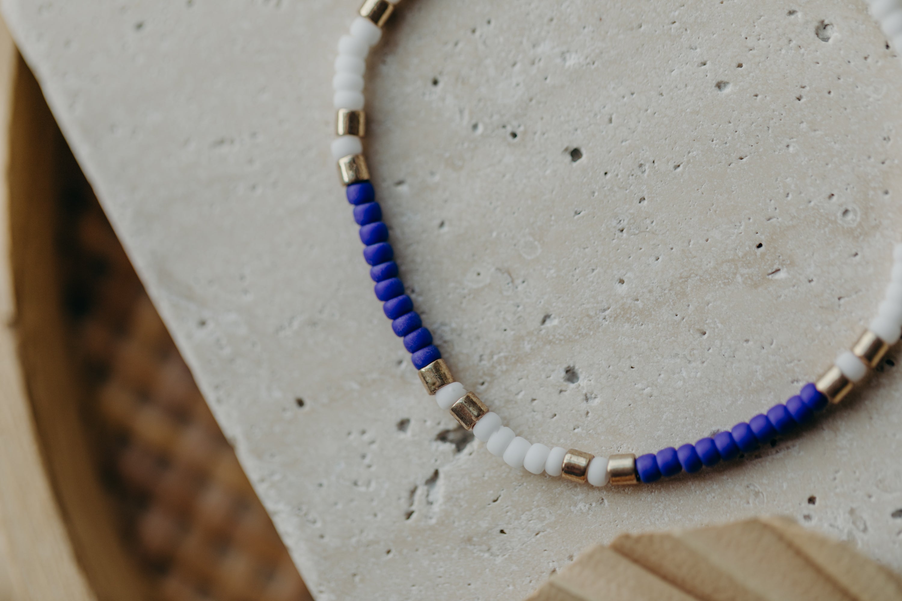 two-tone glass bead bracelet blue & cream