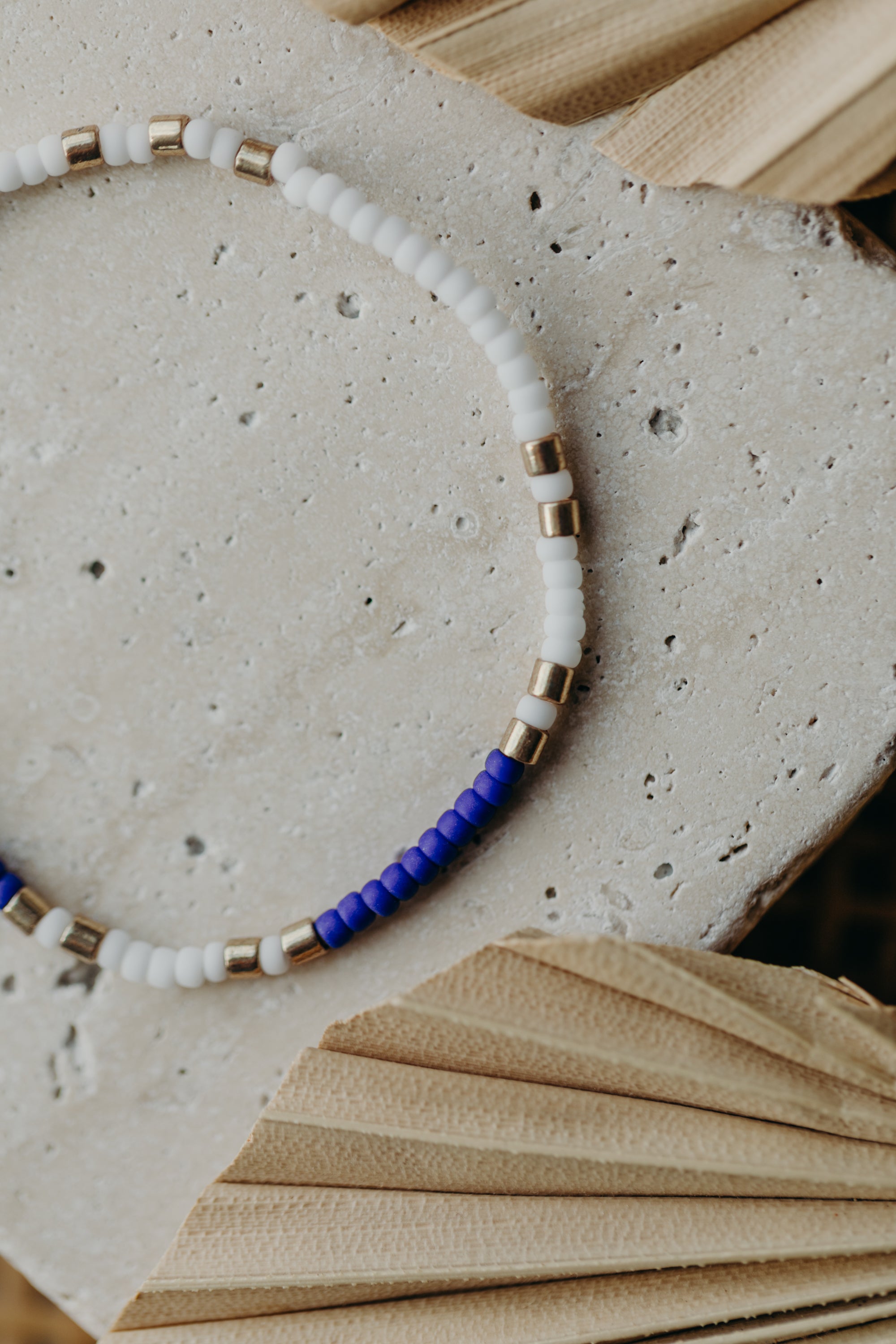 two-tone glass bead bracelet blue & cream