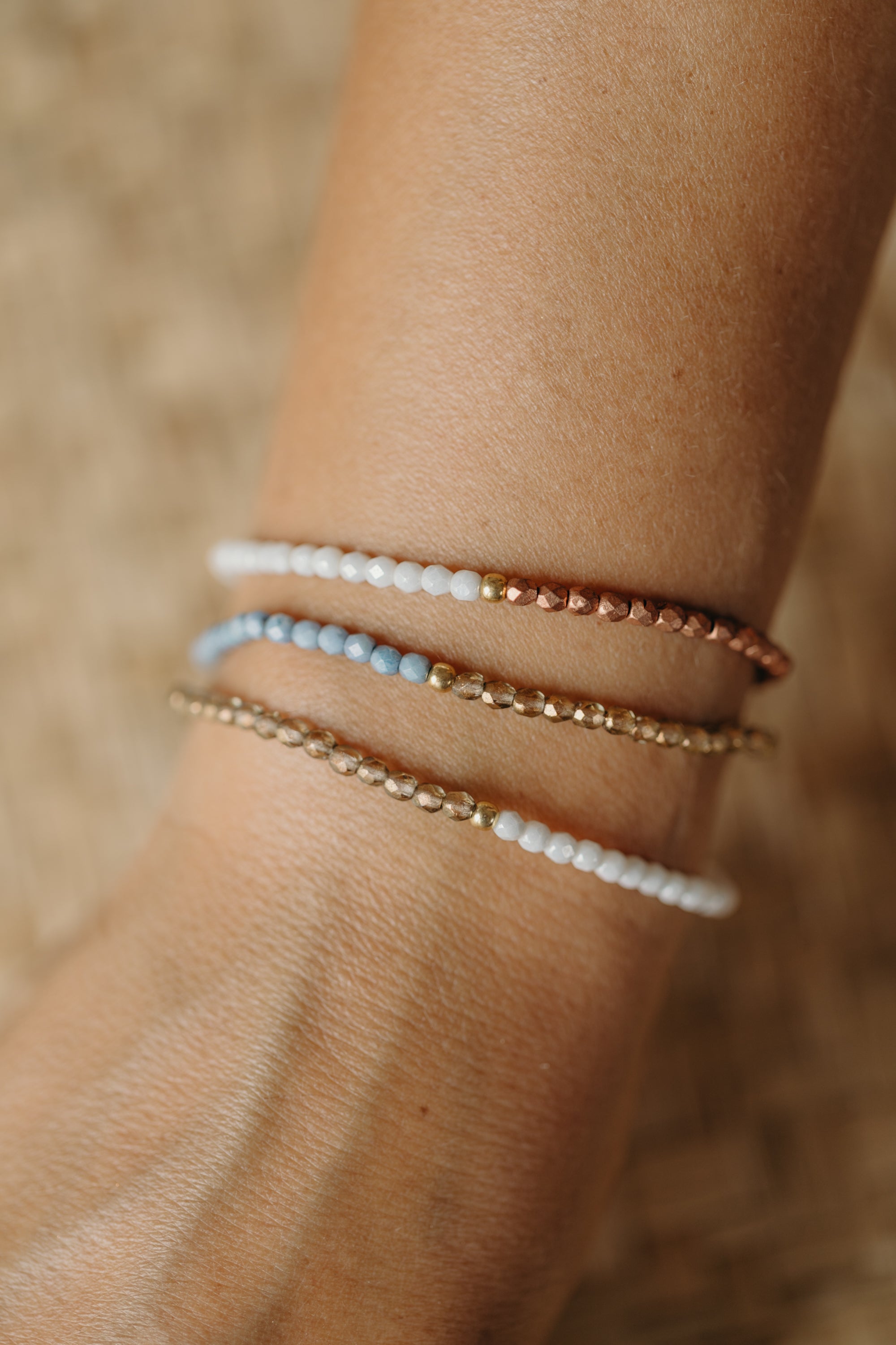 two-tone glass bead bracelet blue & cream