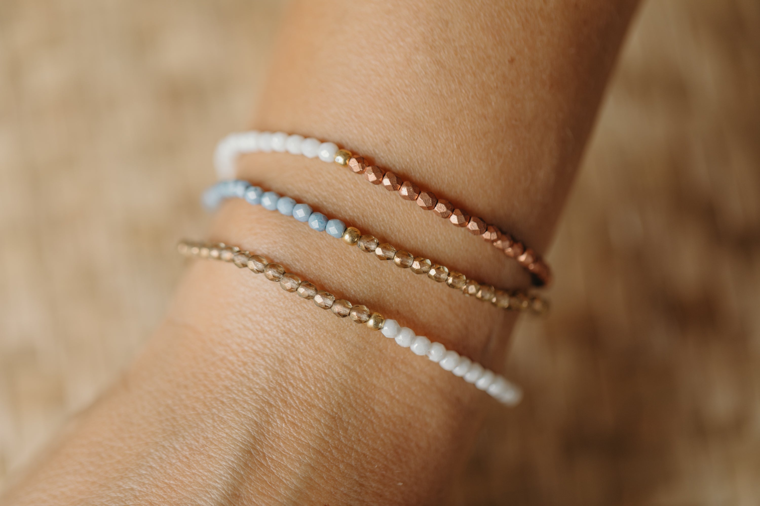 two-tone glass bead bracelet blue & cream