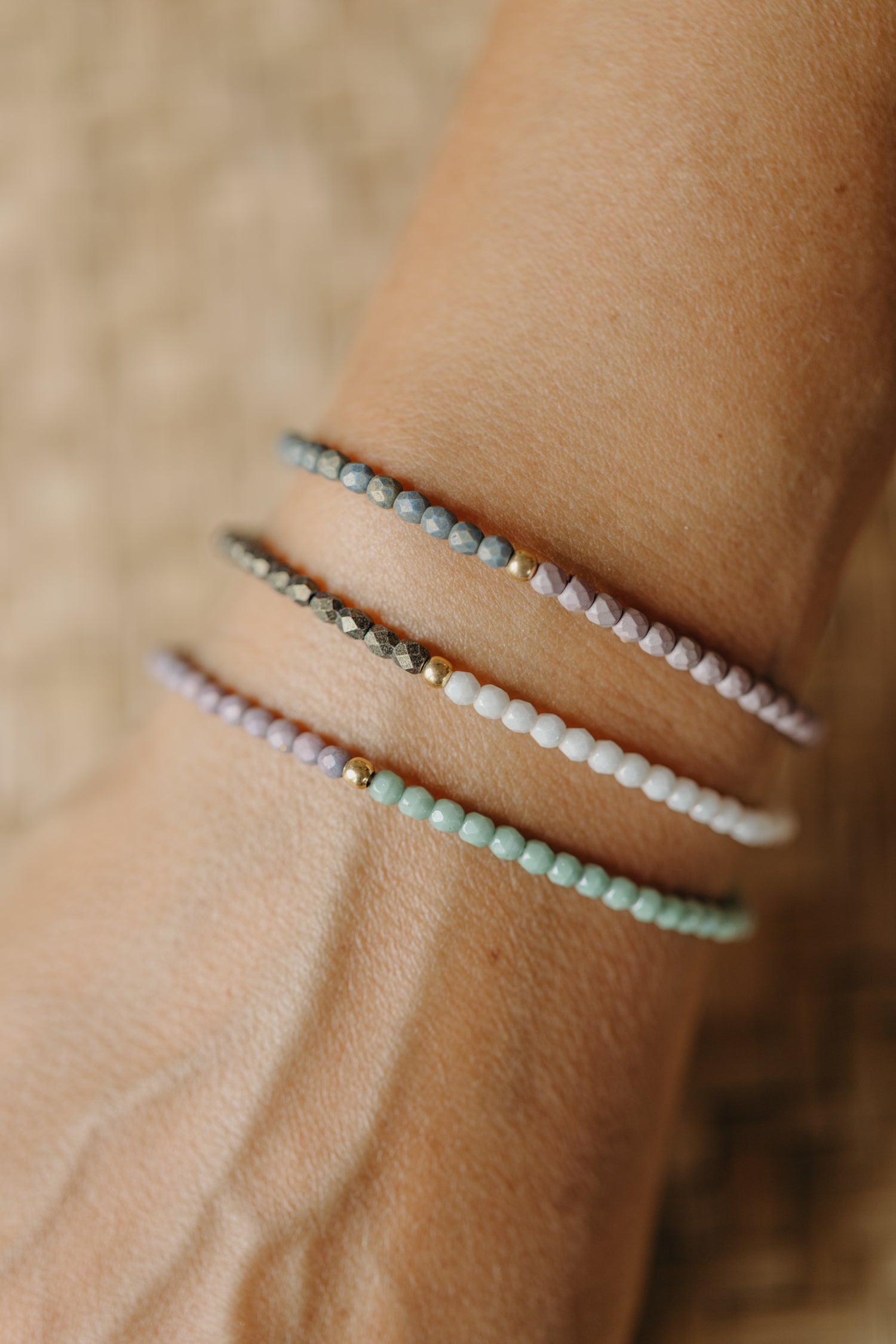 two-tone glass bead bracelet blue & cream