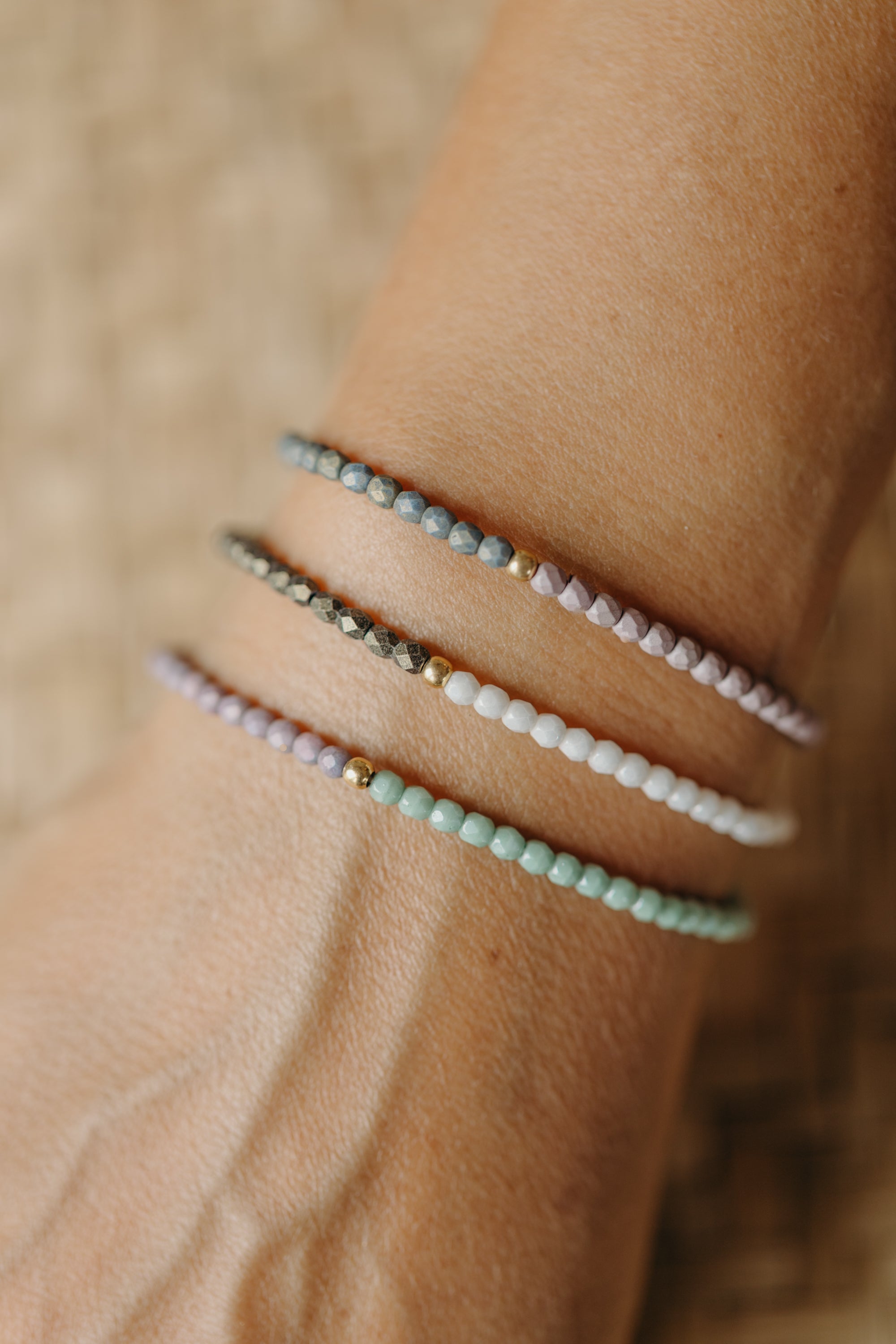 two-tone glass bead bracelet blue & cream