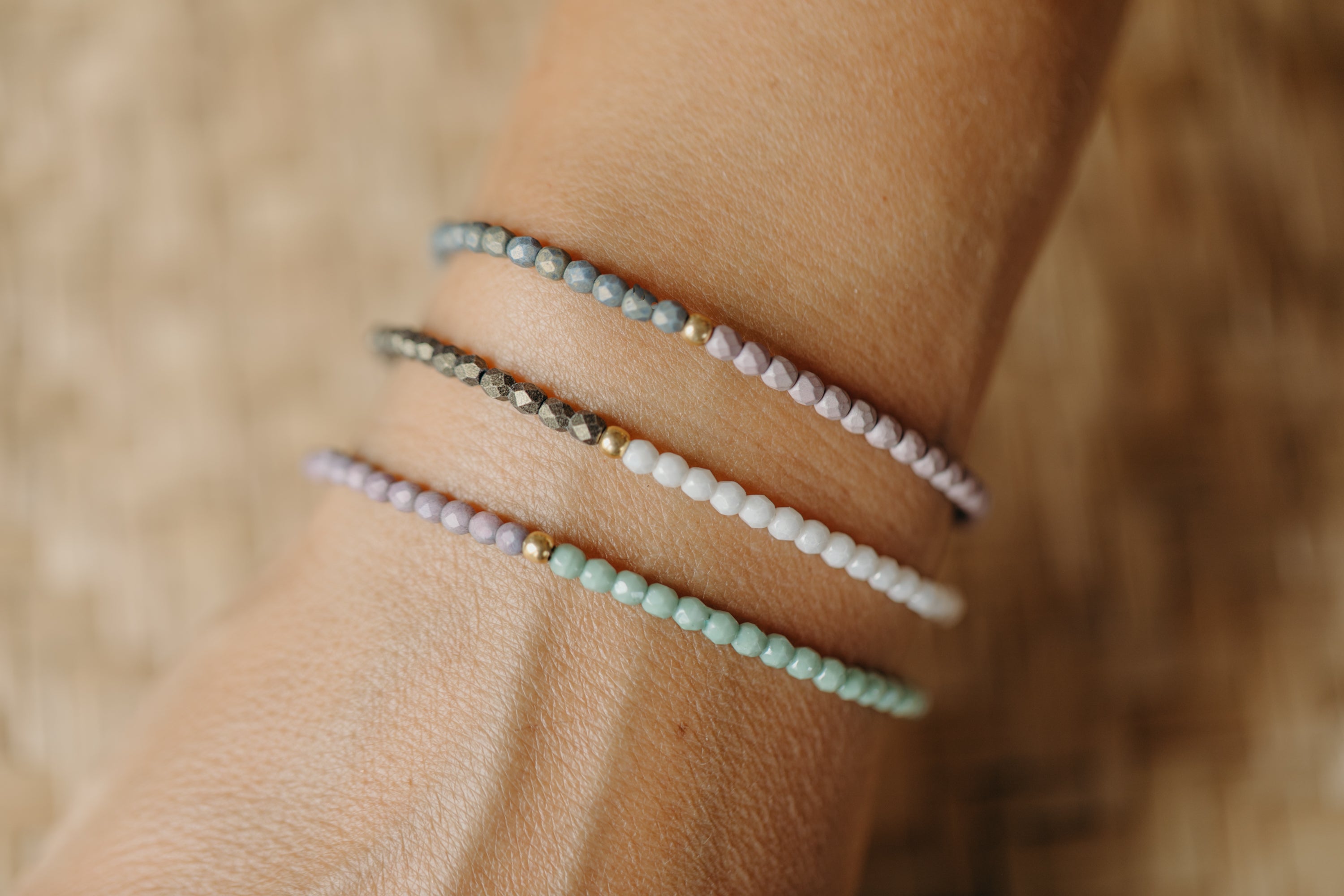two-tone glass bead bracelet blue & cream
