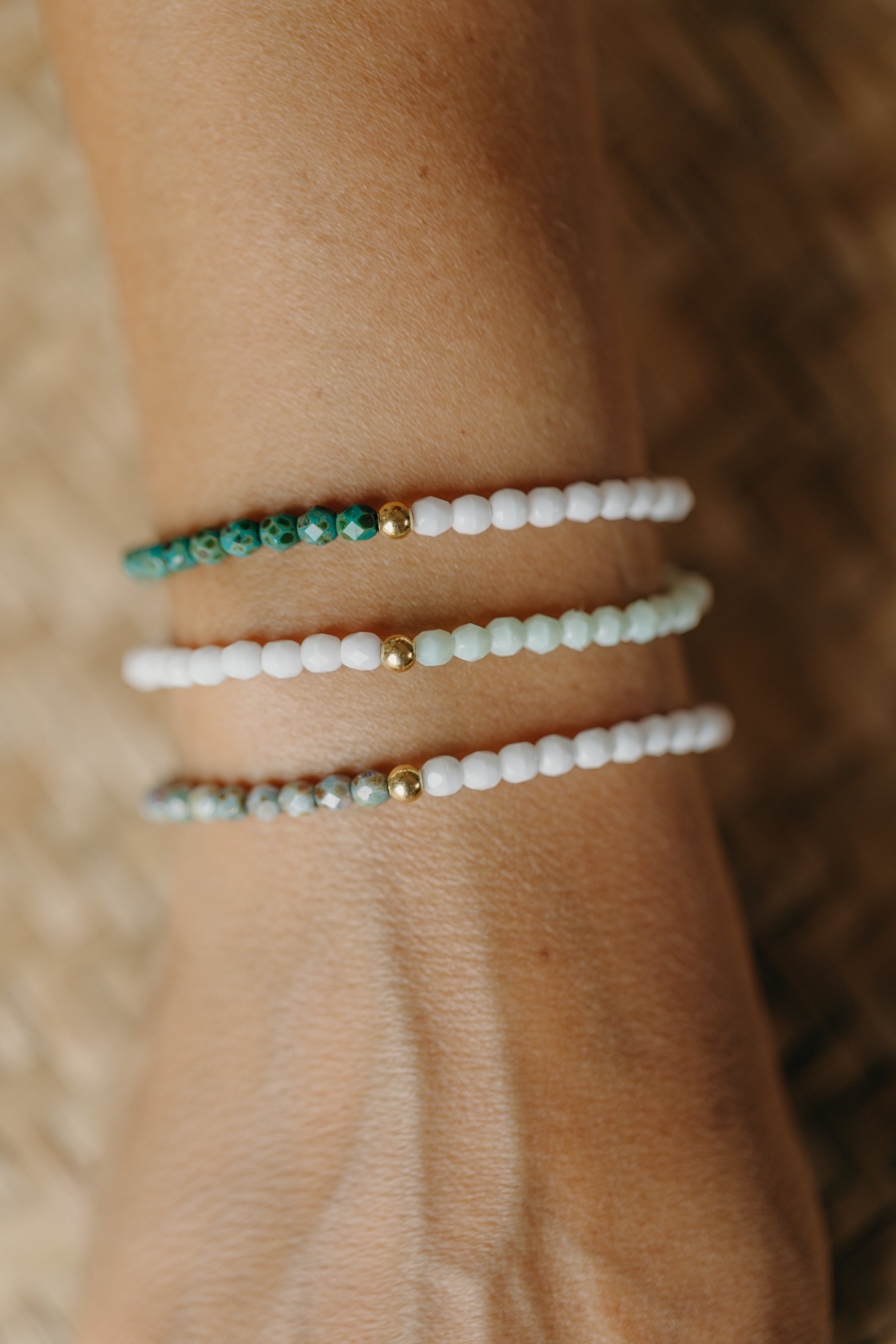 two-tone glass bead bracelet blue & cream