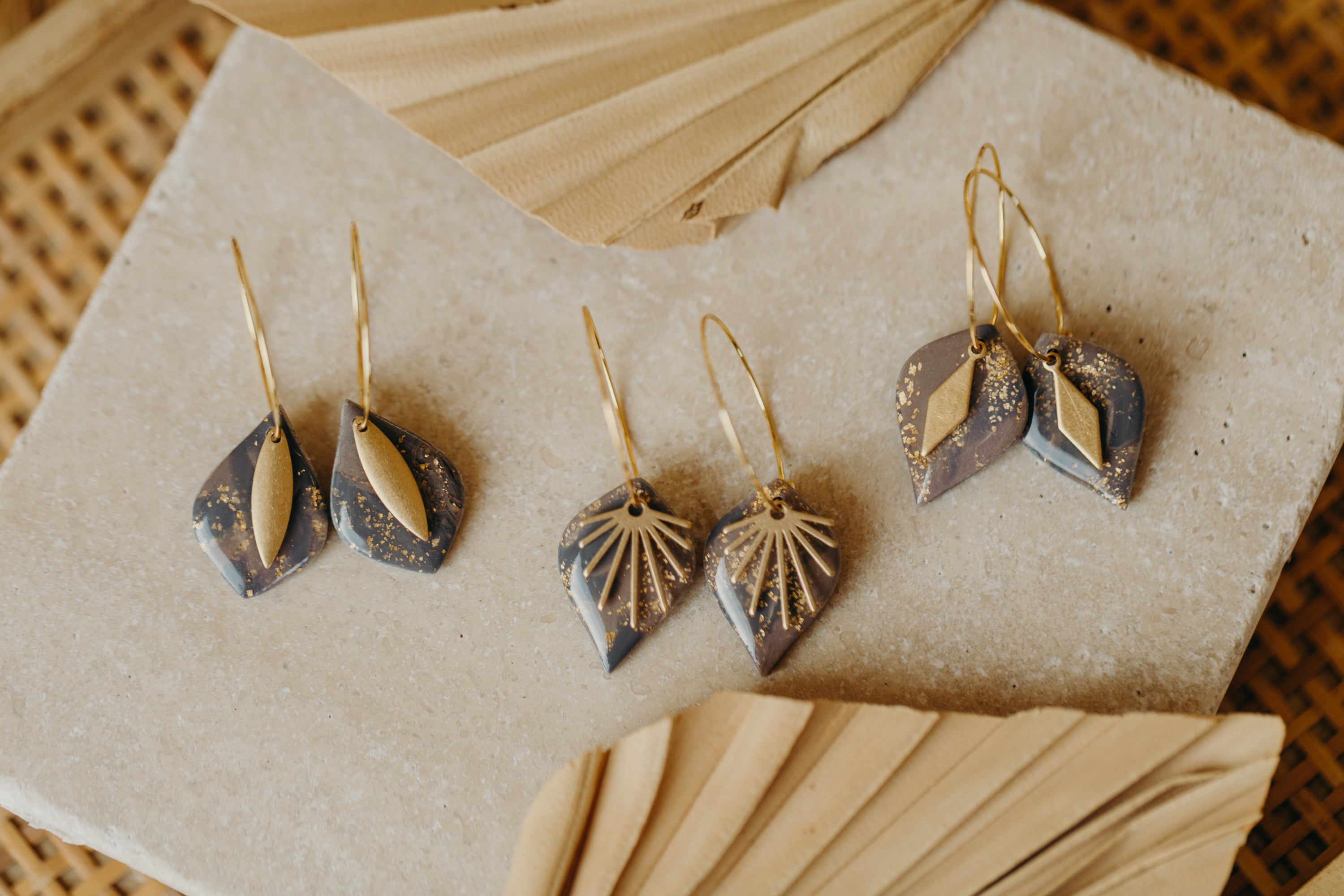 ZAZA - tropfenförmige grau-lila Polymer Ton Ohrringe mit Blattgold