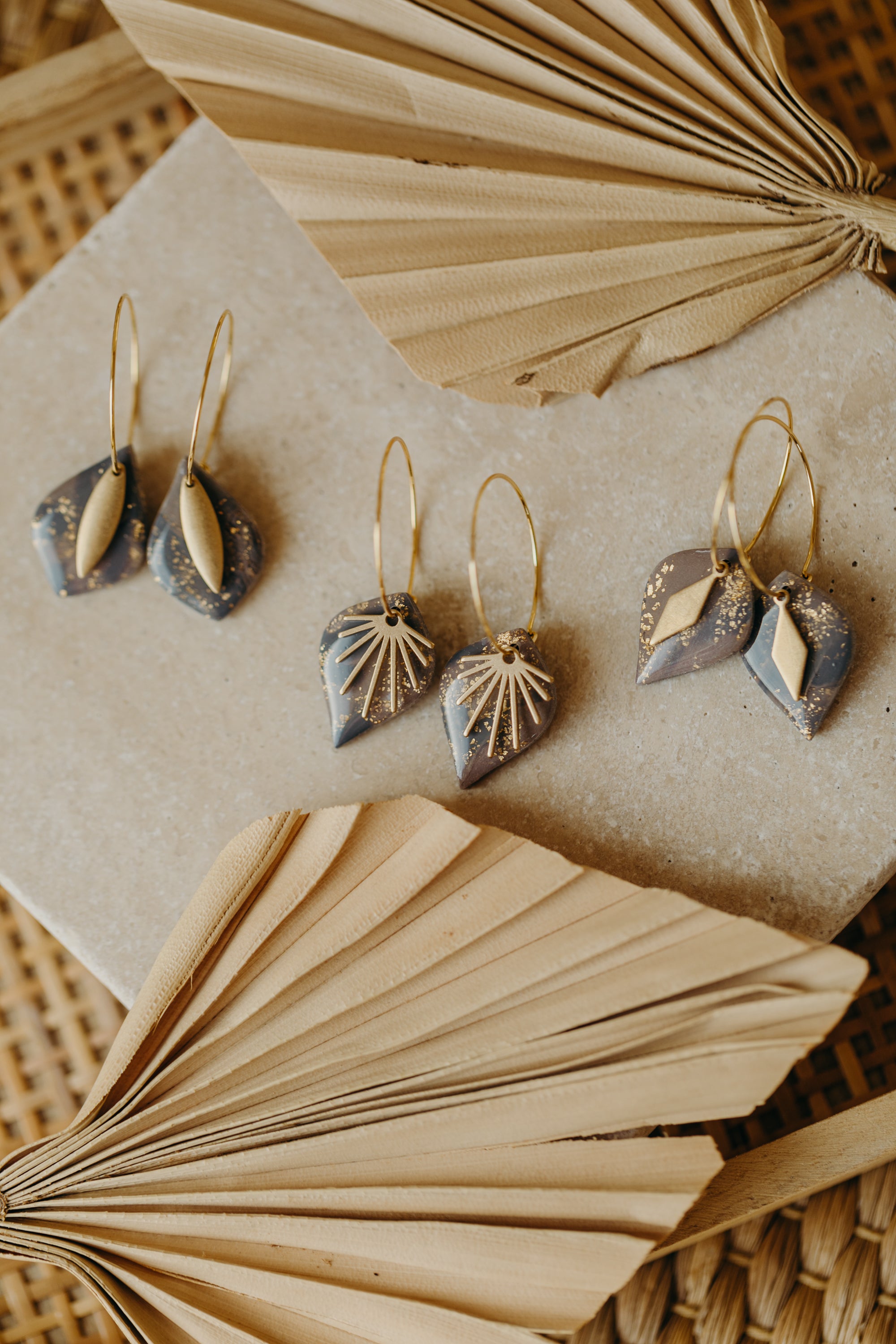 ZAZA - tropfenförmige grau-lila Polymer Ton Ohrringe mit Blattgold