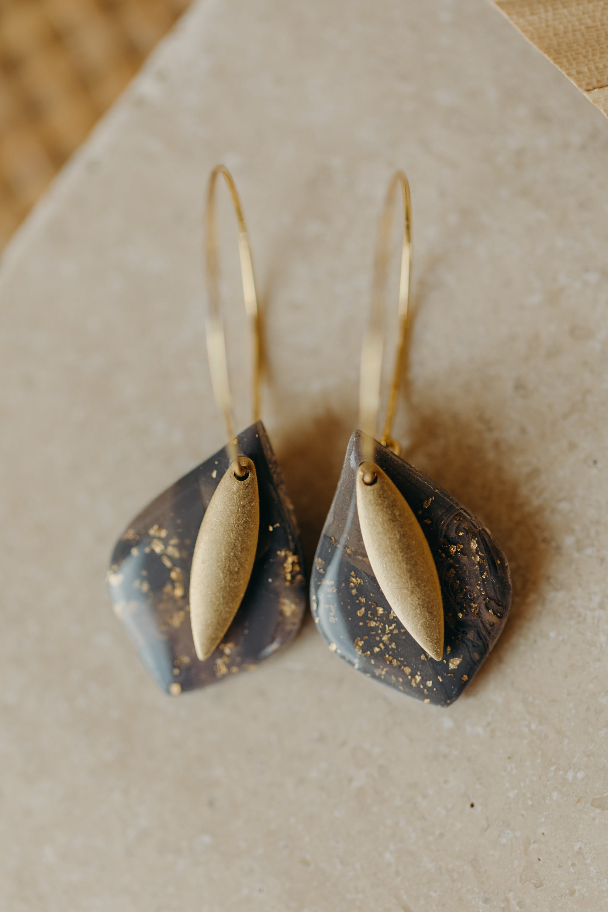 ZAZA - tropfenförmige grau-lila Polymer Ton Ohrringe mit Blattgold