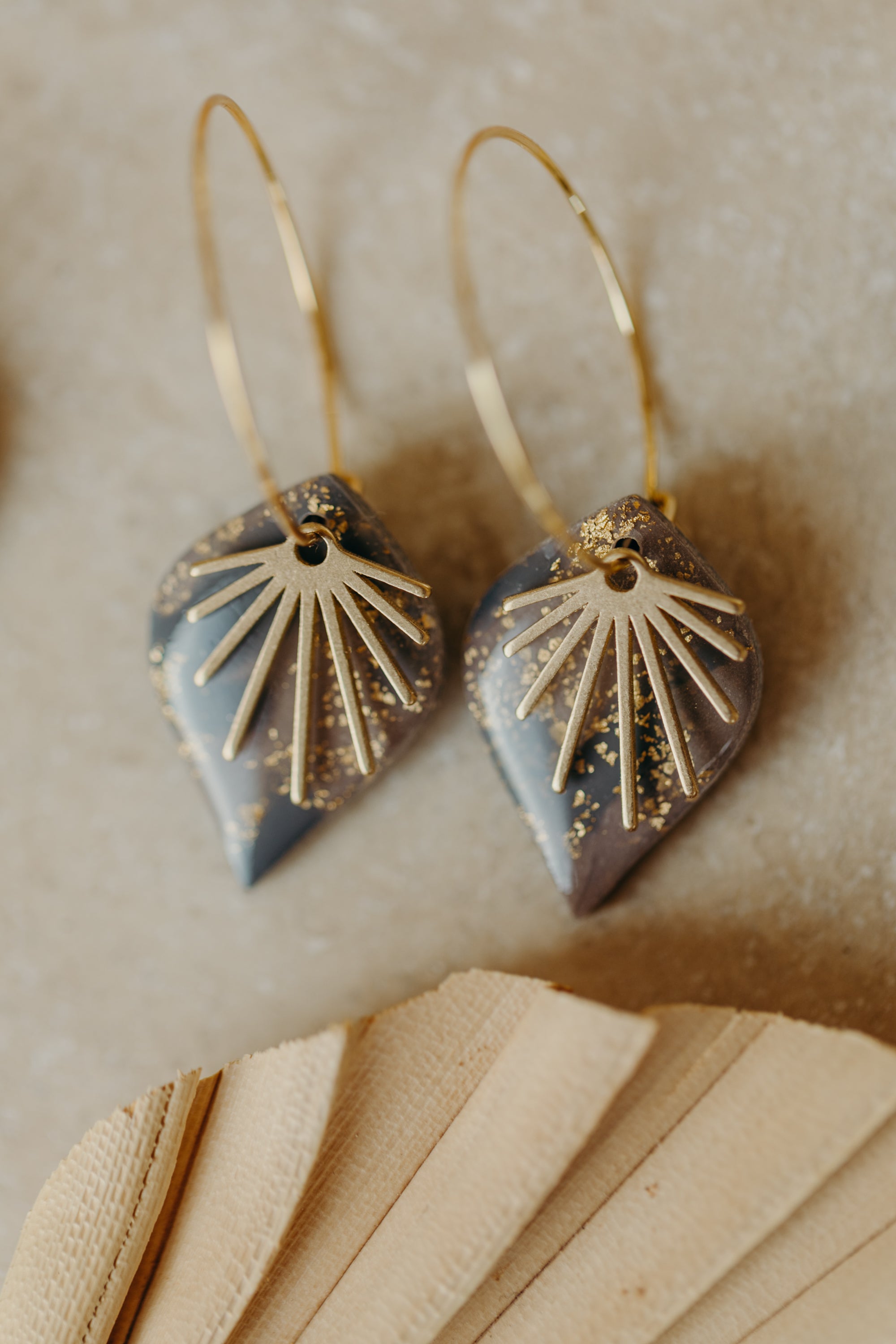 ZAZA - tropfenförmige grau-lila Polymer Ton Ohrringe mit Blattgold