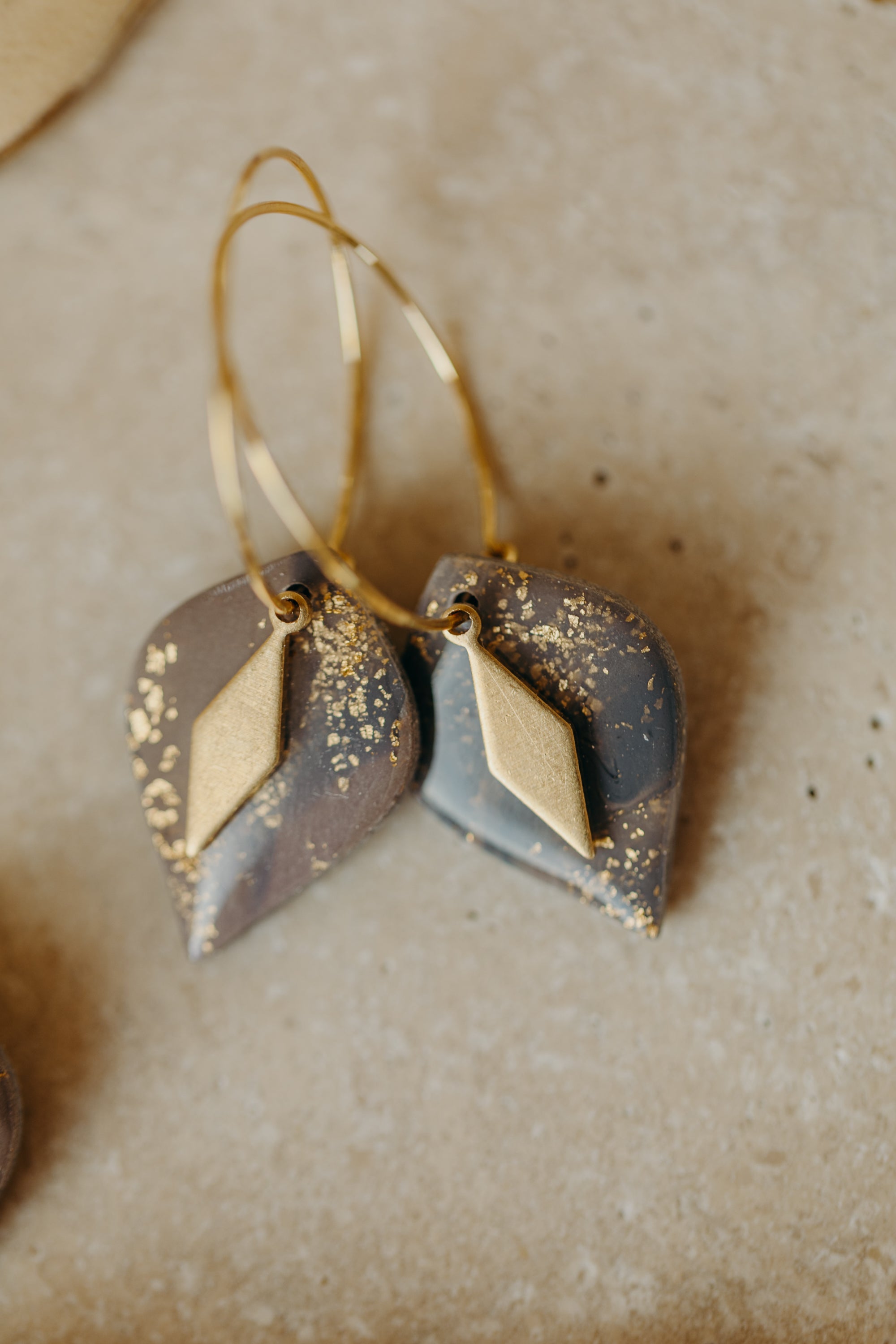 ZAZA - tropfenförmige grau-lila Polymer Ton Ohrringe mit Blattgold