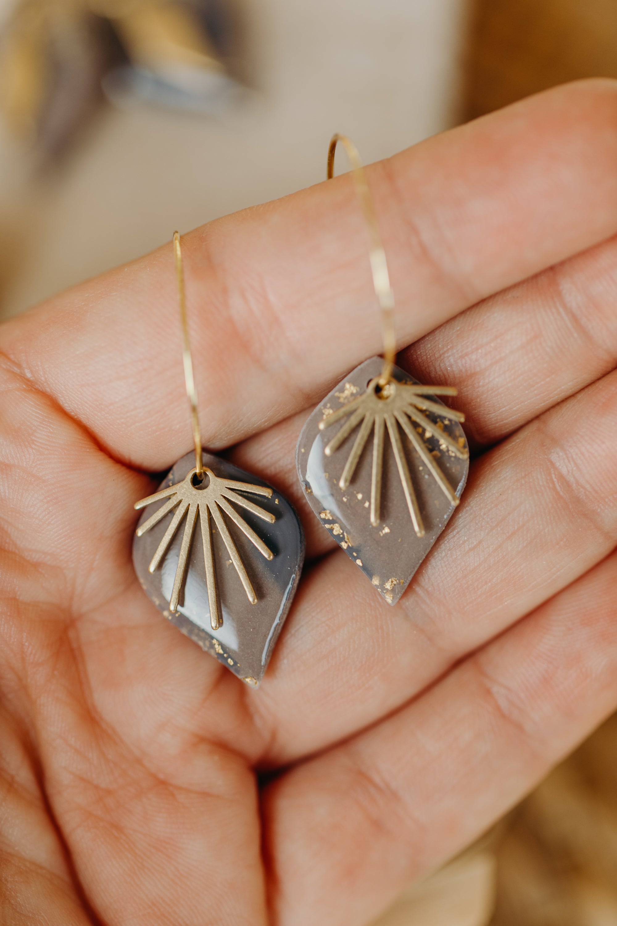 ZAZA - tropfenförmige grau-lila Polymer Ton Ohrringe mit Blattgold