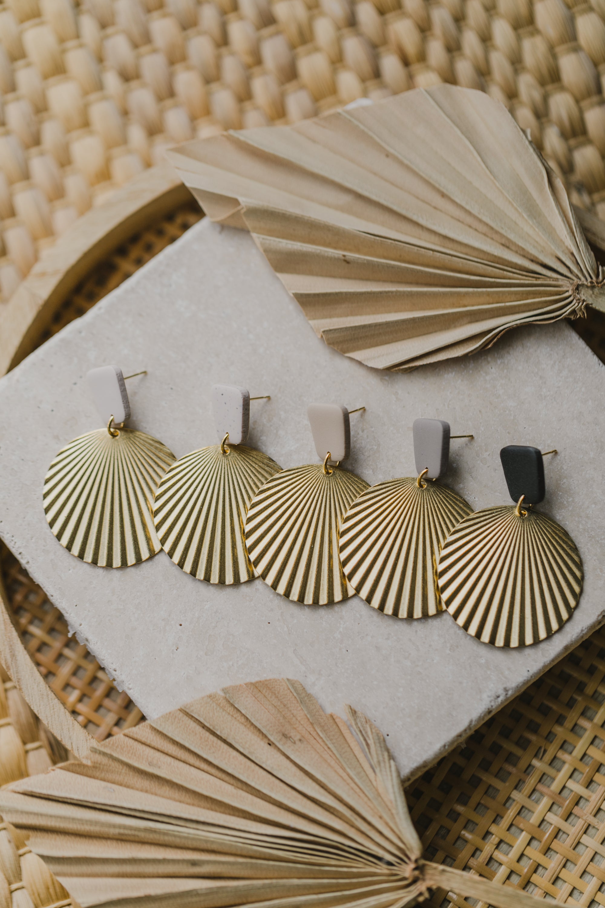 ANI - große Muschel Ohrringe aus Polymer Ton Ohrringe mit rundem Messinganhänger