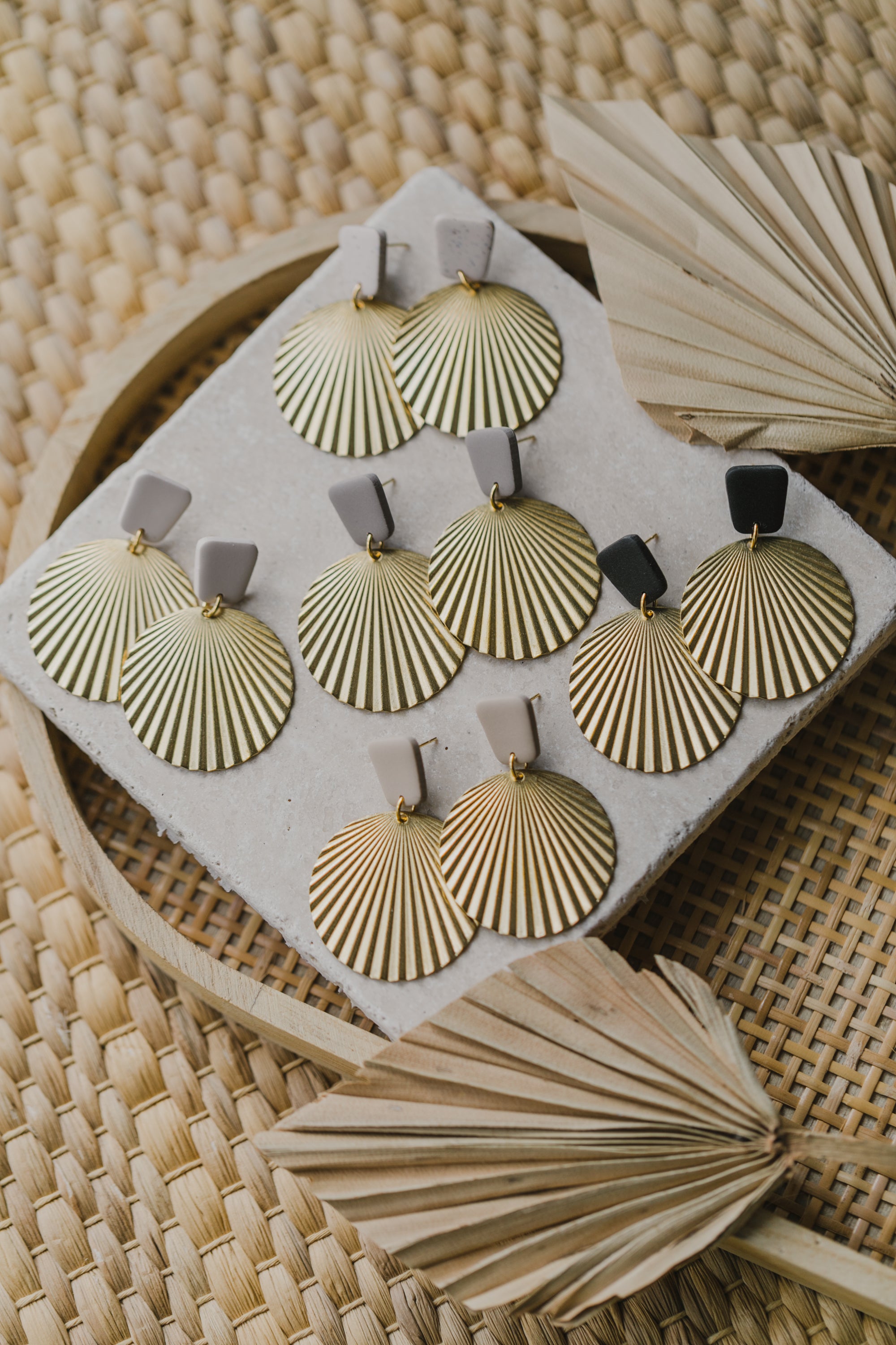 ANI - große Muschel Ohrringe aus Polymer Ton Ohrringe mit rundem Messinganhänger