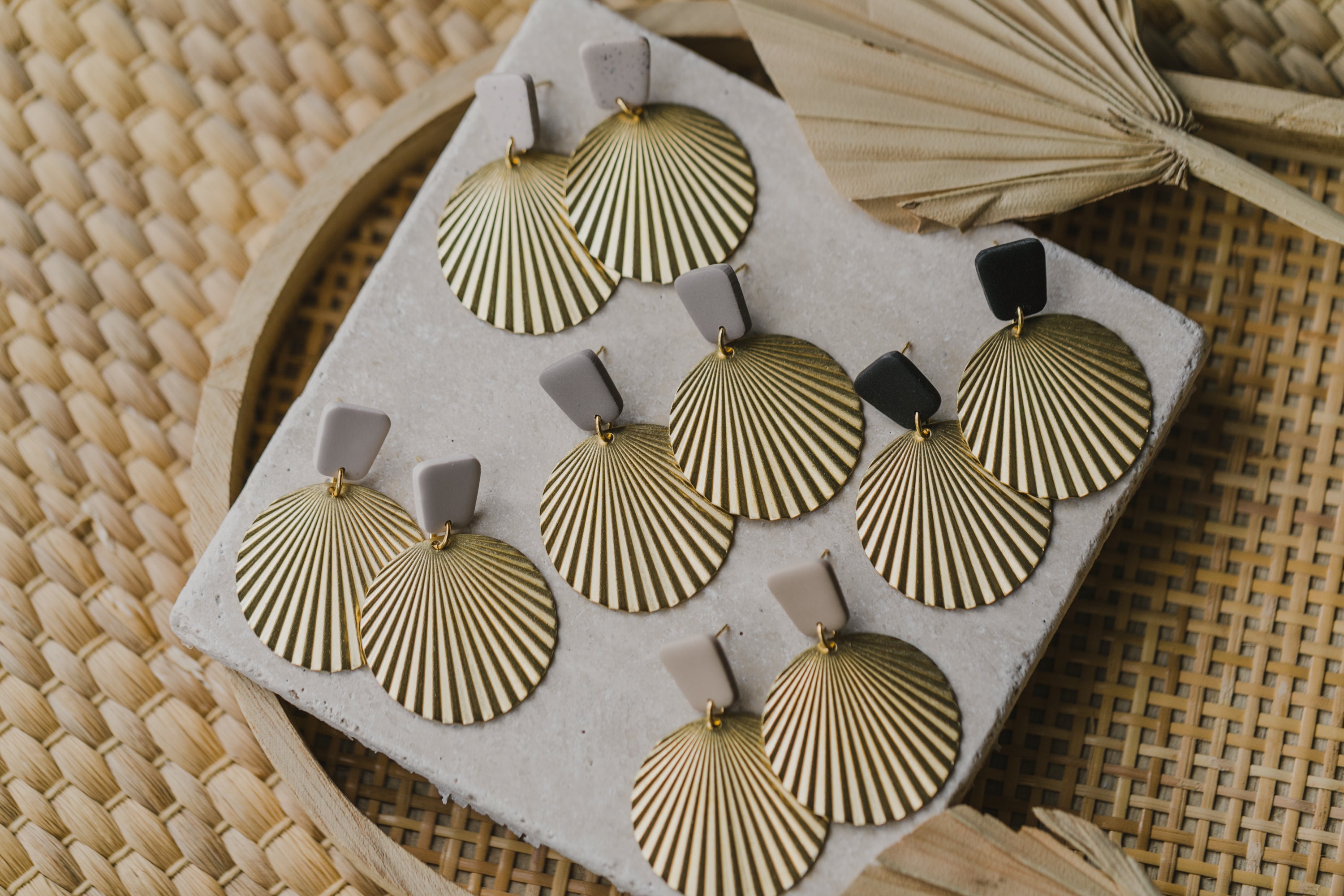 ANI - große Muschel Ohrringe aus Polymer Ton Ohrringe mit rundem Messinganhänger