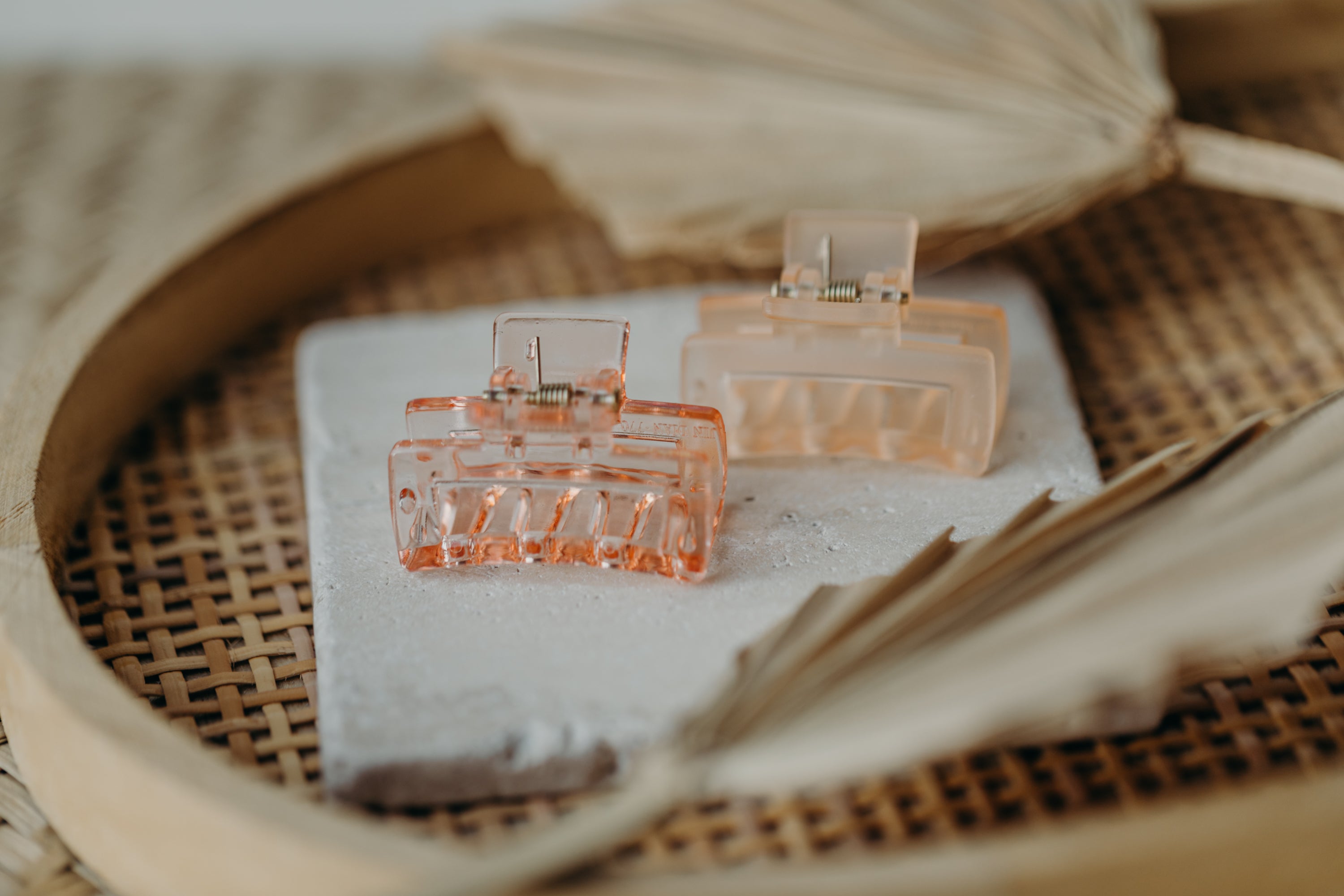 small hair clip in apricot matt