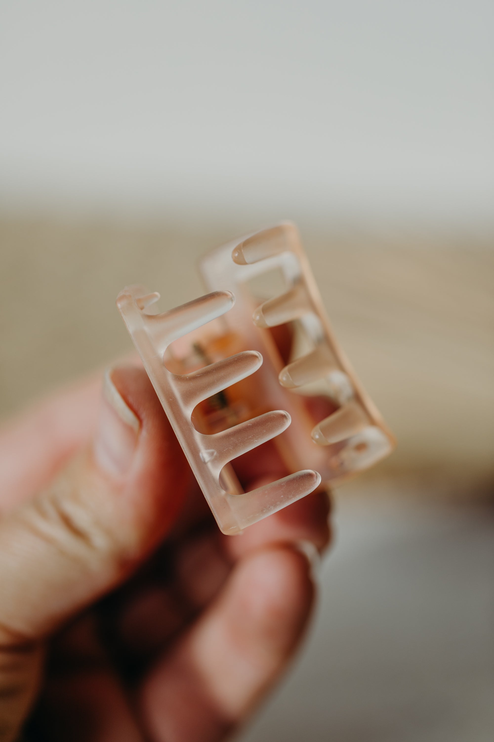 small hair clip in apricot matt