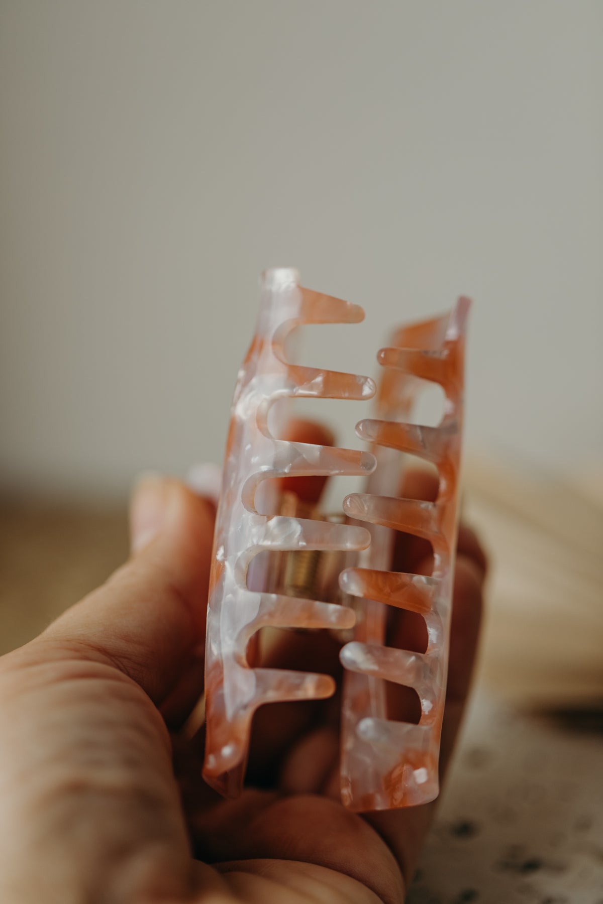 große Haarspange weiß-rosa-orange glänzend