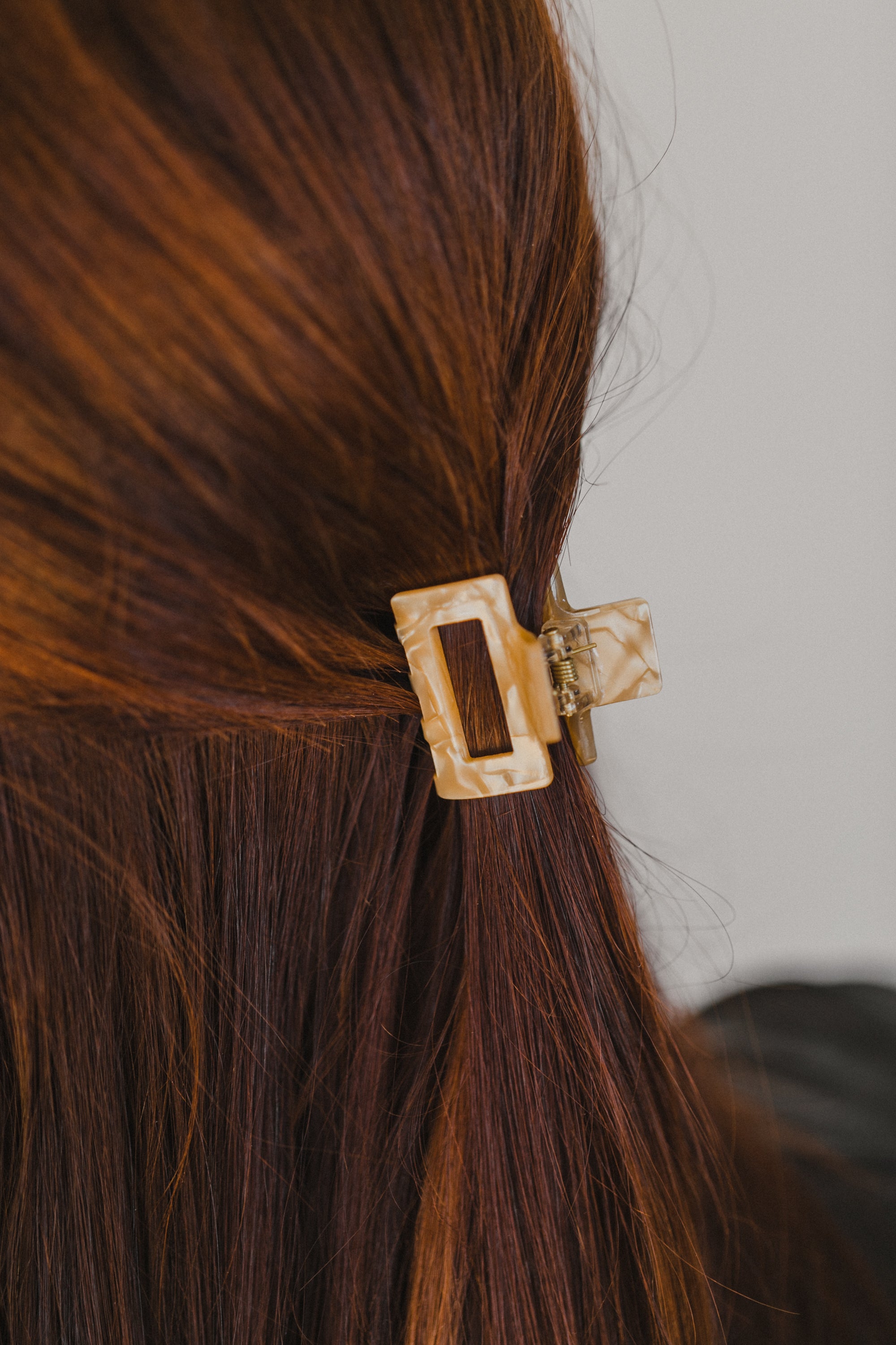 kleine beige Haarspange