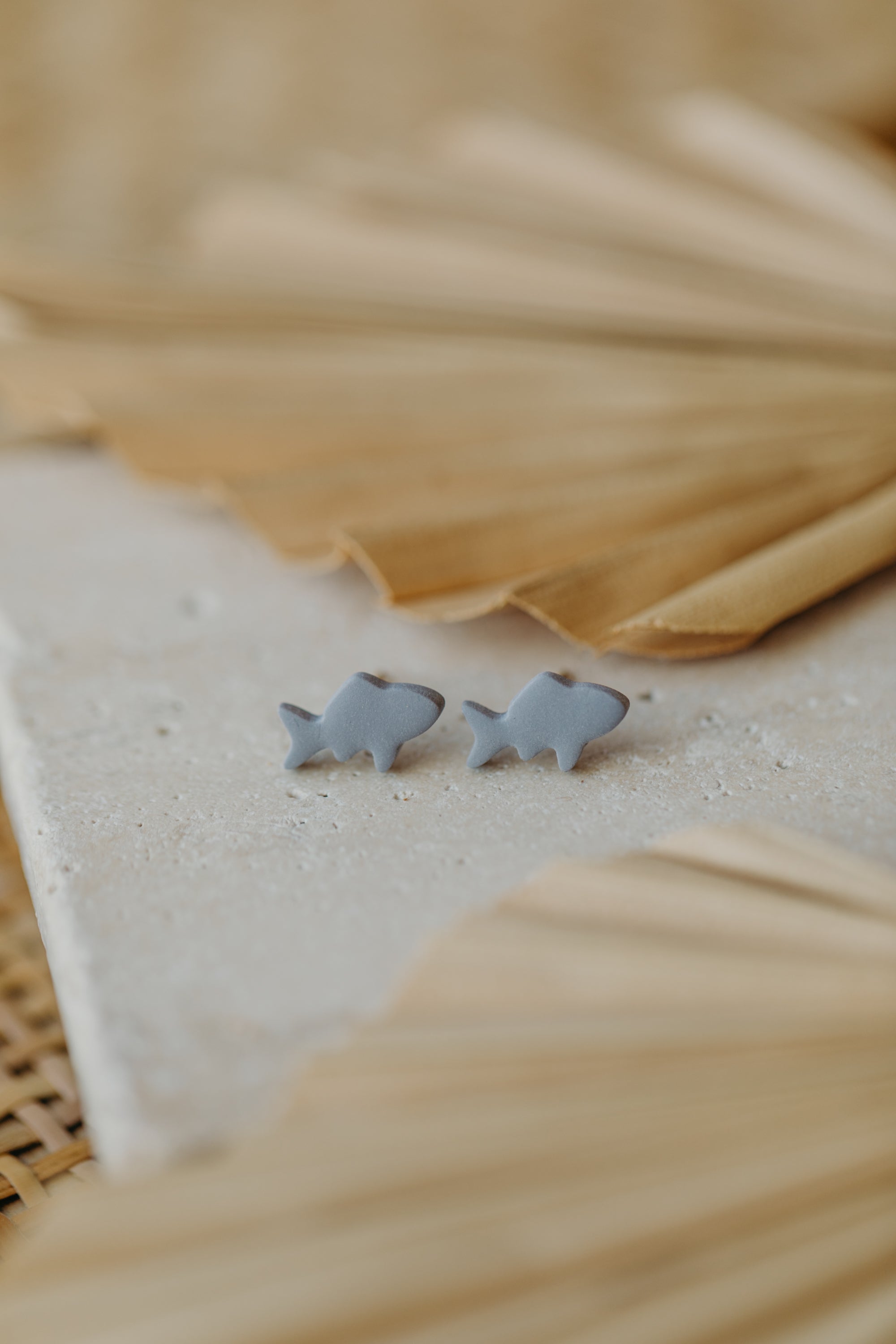 MALVA - kleine graue Hai Ohrstecker aus Polymer Ton