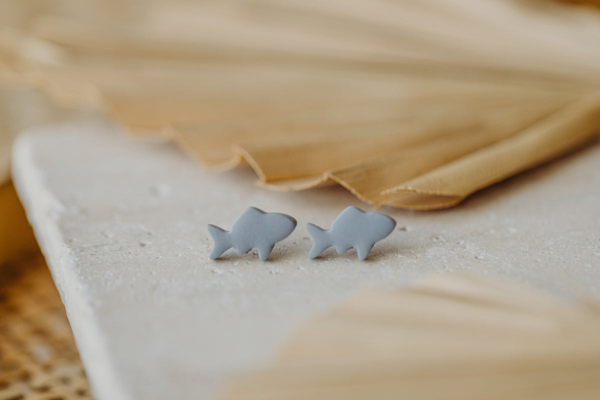 MALVA - kleine graue Hai Ohrstecker aus Polymer Ton