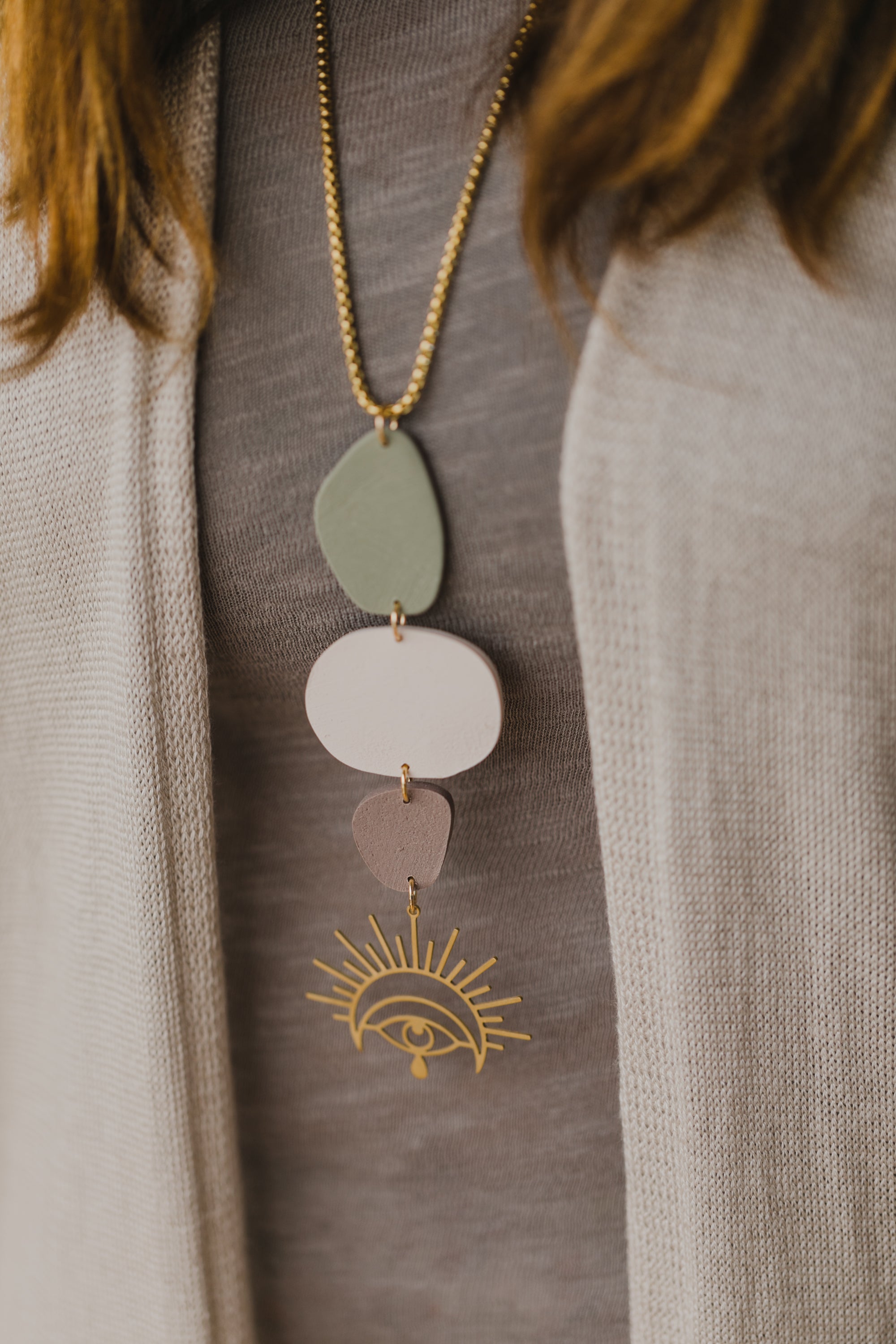 Halskette aus Polymer Ton in Creme, Grau und Grün
