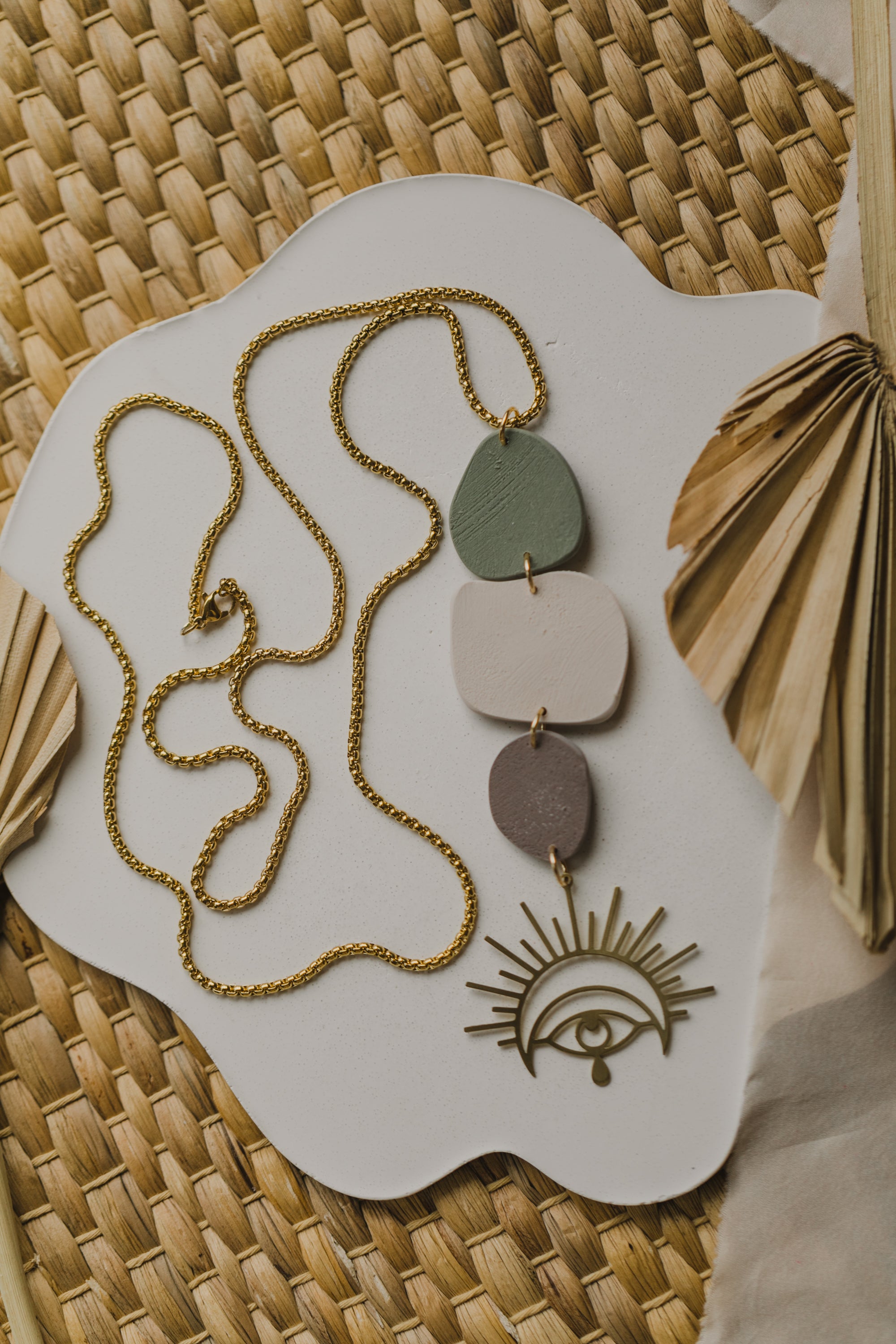 Halskette aus Polymer Ton in Creme, Grau und Grün
