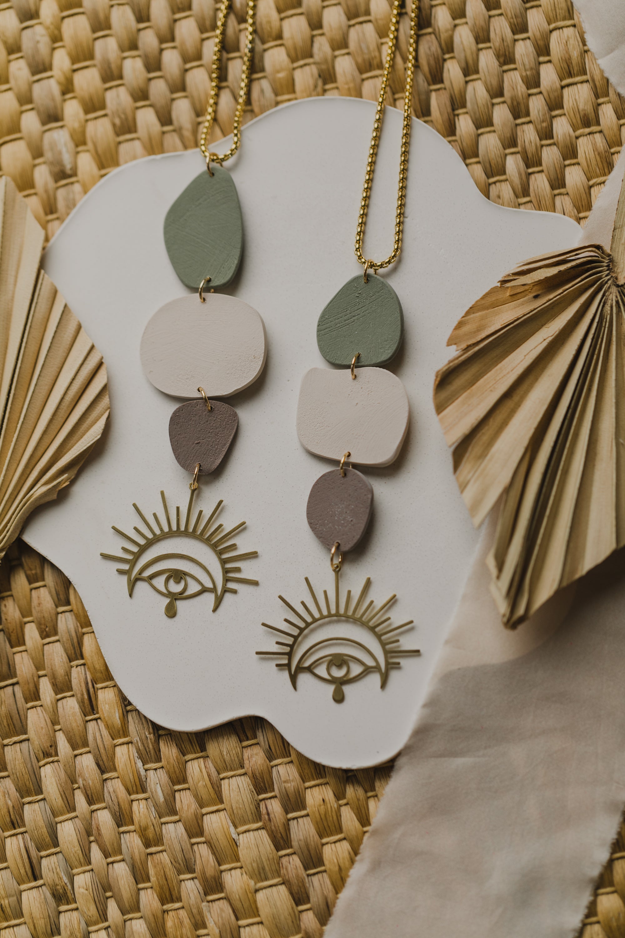 Halskette aus Polymer Ton in Creme, Grau und Grün