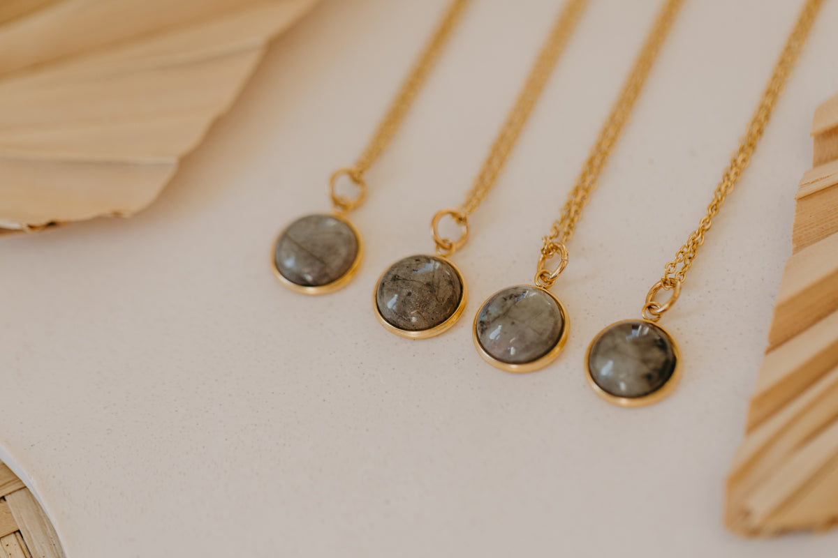 Halskette mit grauem Labradorit Edelstein (12 mm)