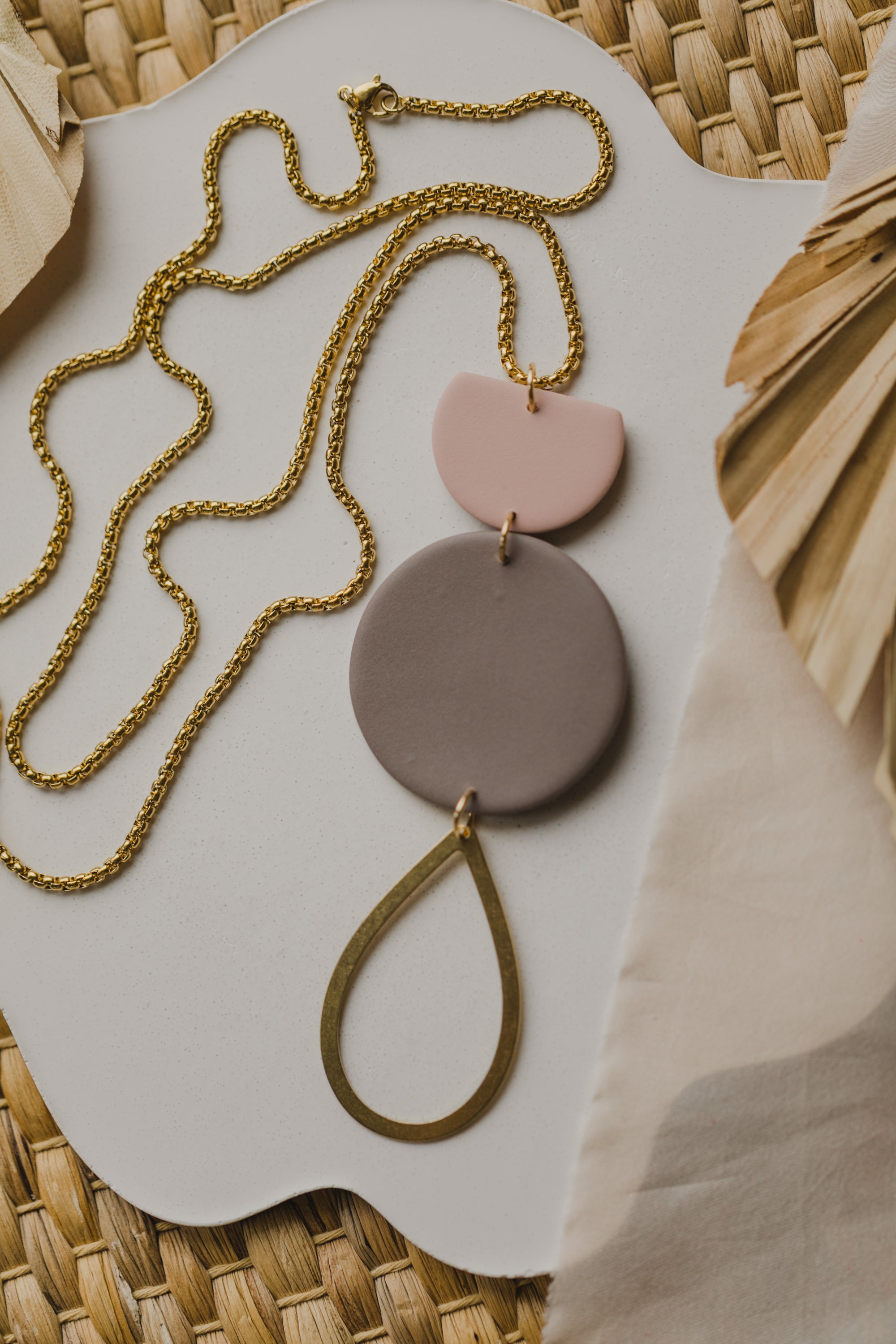 Halskette aus Polymer Ton in Rosa und Lila Tönen