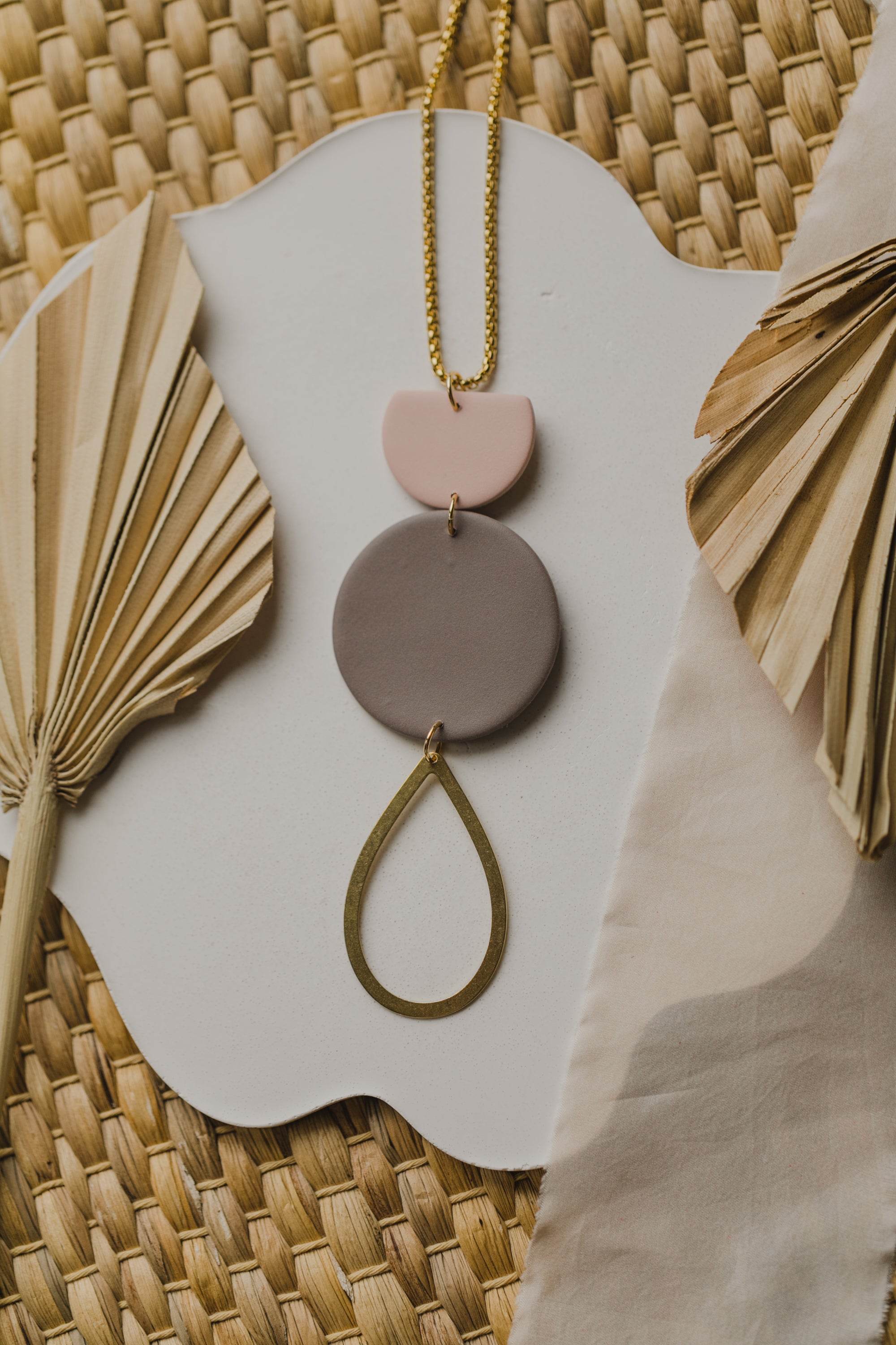 Halskette aus Polymer Ton in Rosa und Lila Tönen