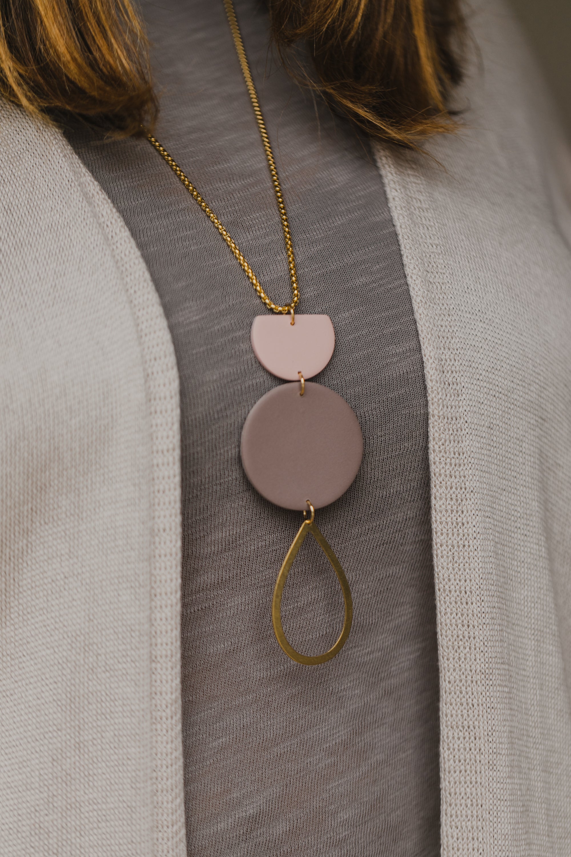 Halskette aus Polymer Ton in Rosa und Lila Tönen